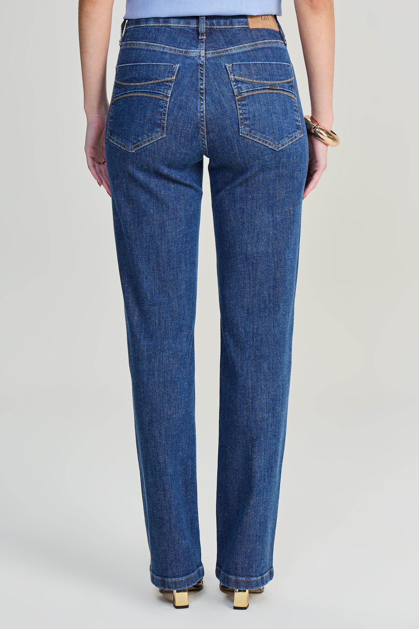 calça jeans reta cintura intermediária com bordado