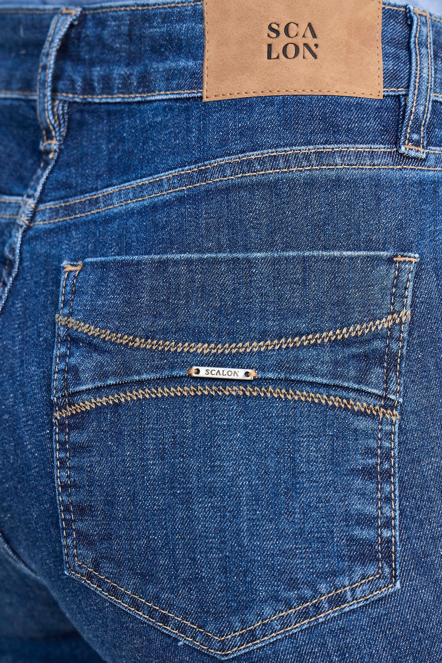 calça jeans reta cintura intermediária com bordado