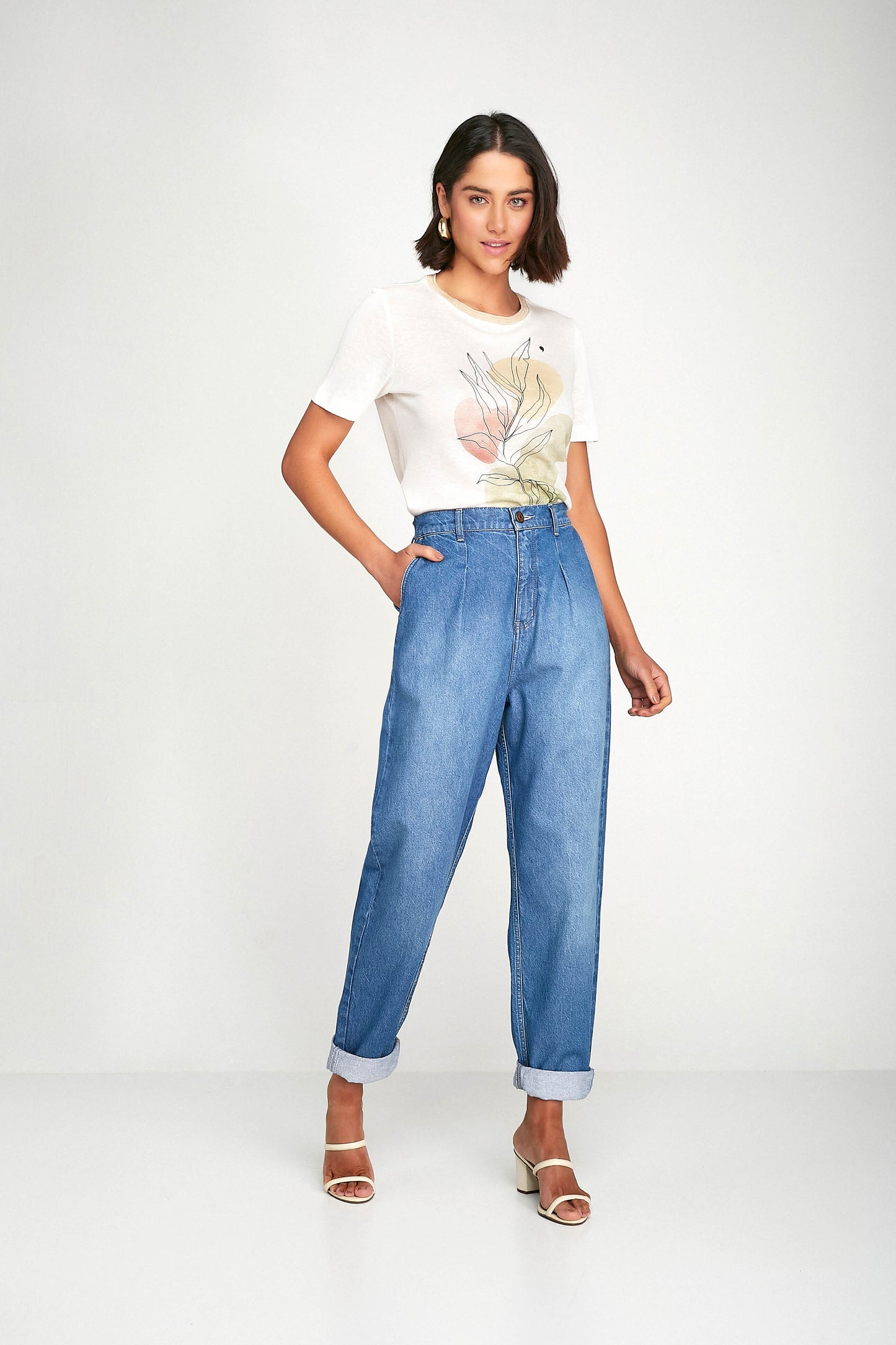 calça jeans mom cintura alta com elástico no cós