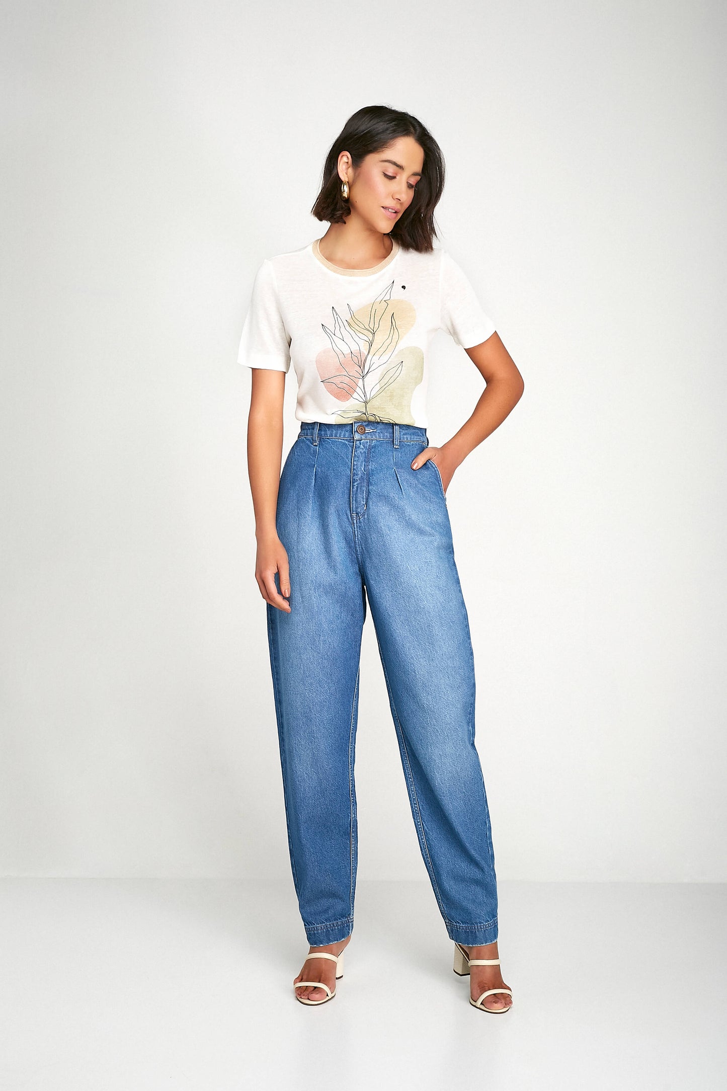 calça jeans mom cintura alta com elástico no cós
