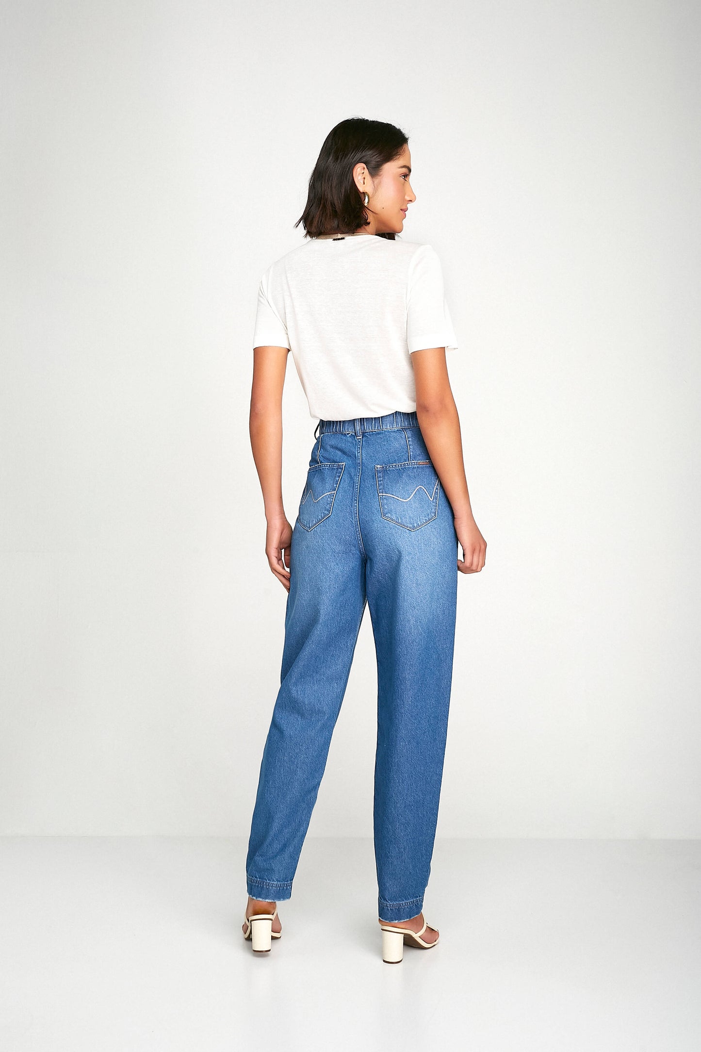 calça jeans mom cintura alta com elástico no cós
