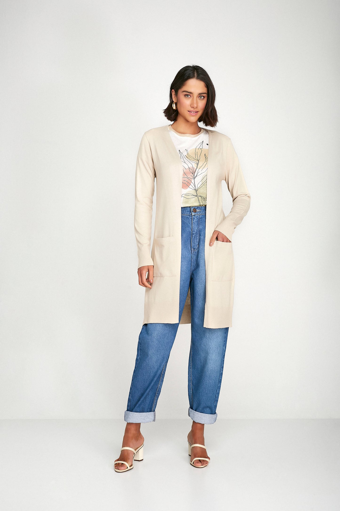 calça jeans mom cintura alta com elástico no cós