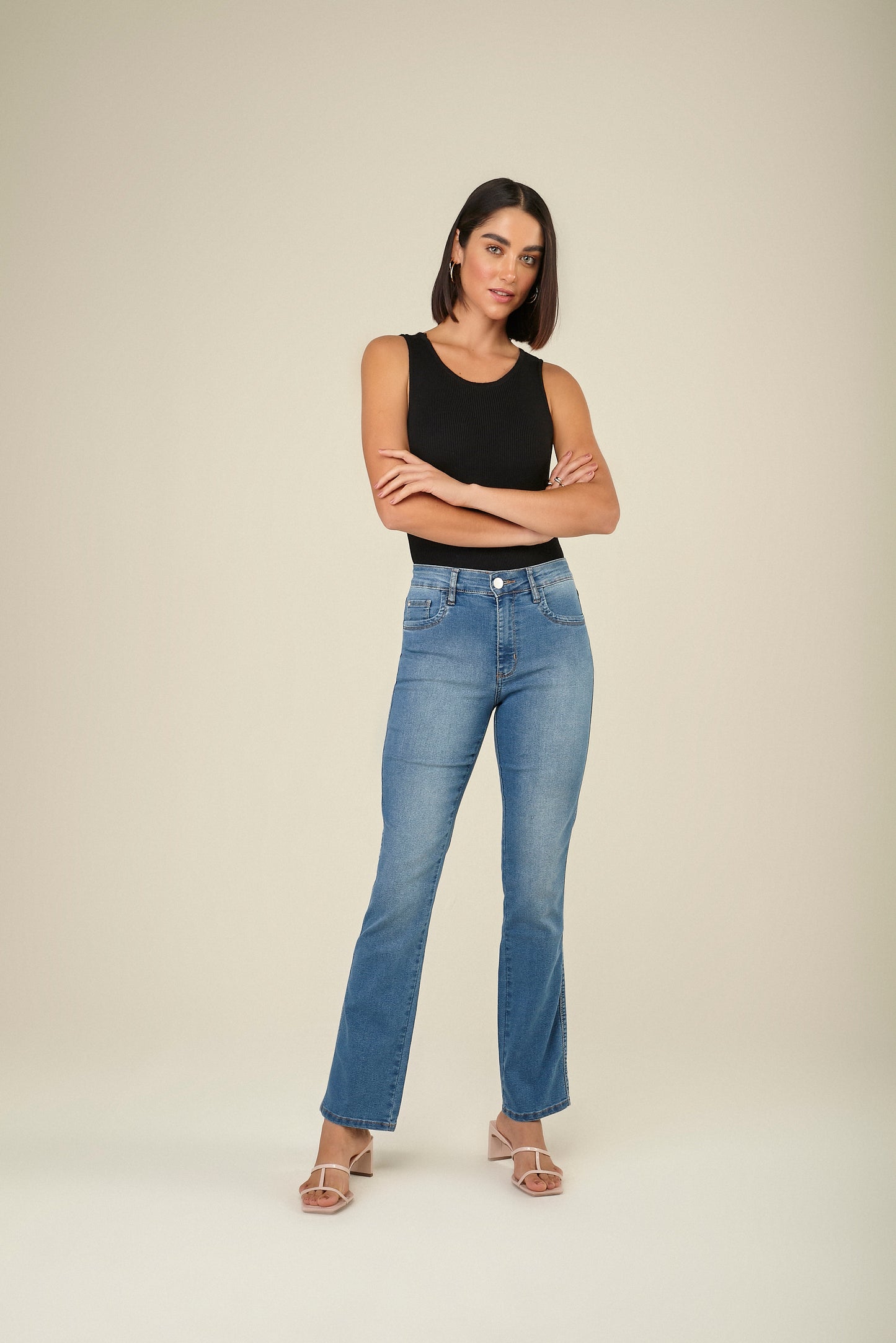 calça jeans reta cintura intermediária