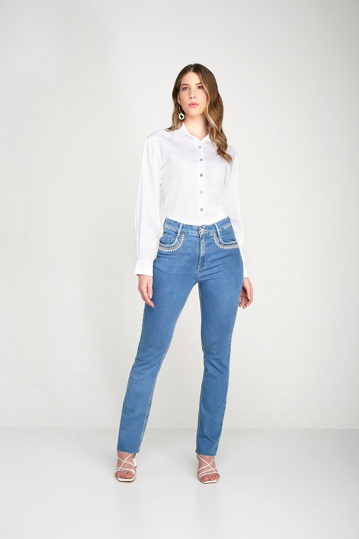 calça jeans reta cintura intermediária com bordado