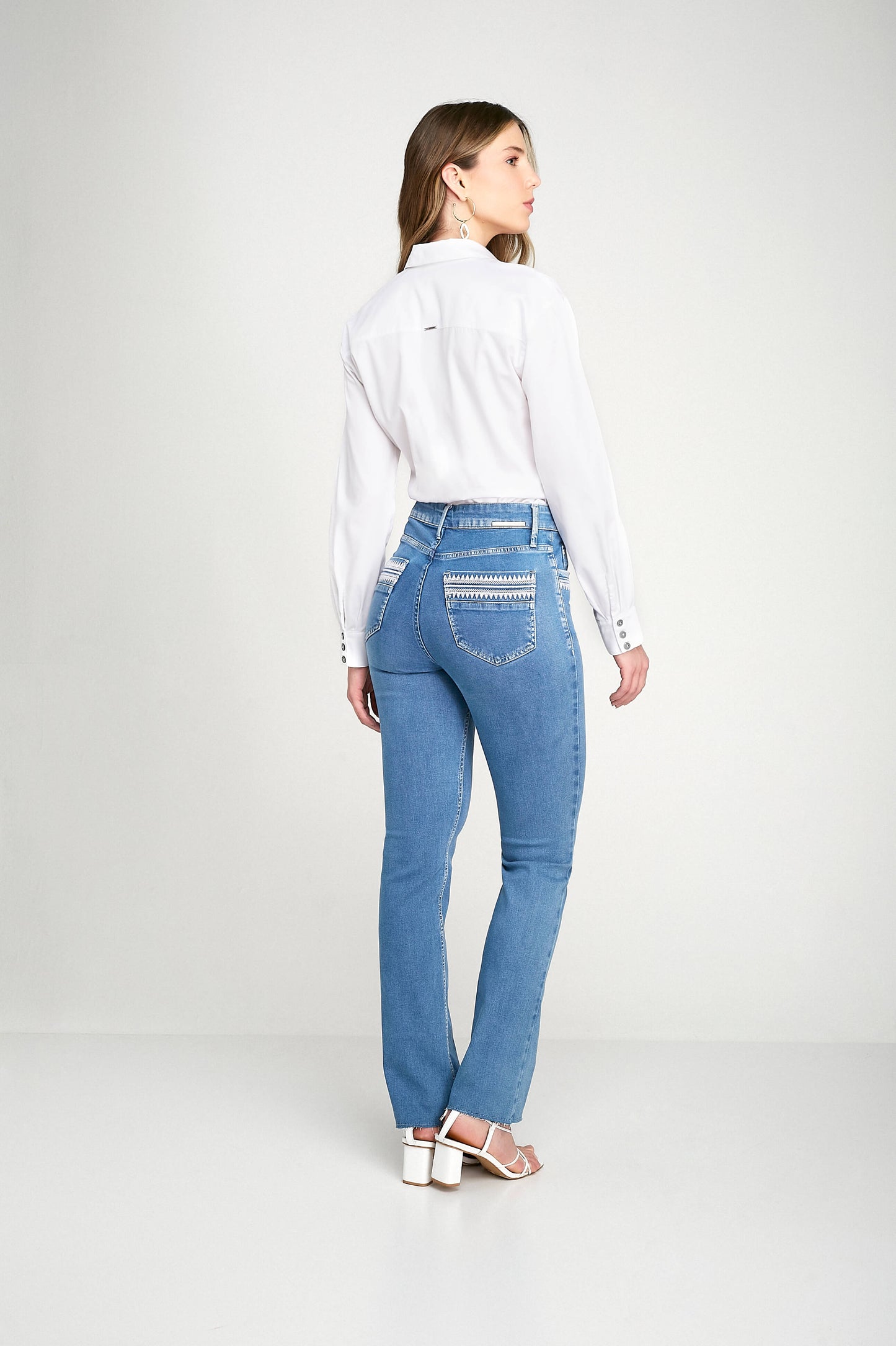 calça jeans reta cintura intermediária com bordado