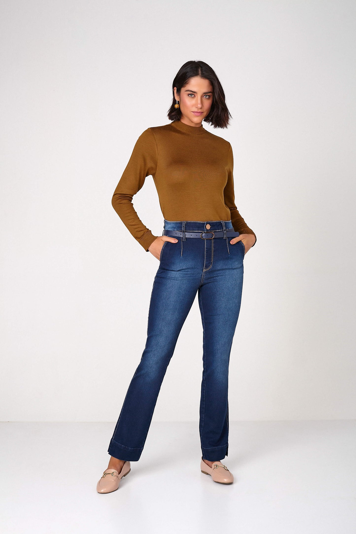calça jeans reta cintura alta com cinto