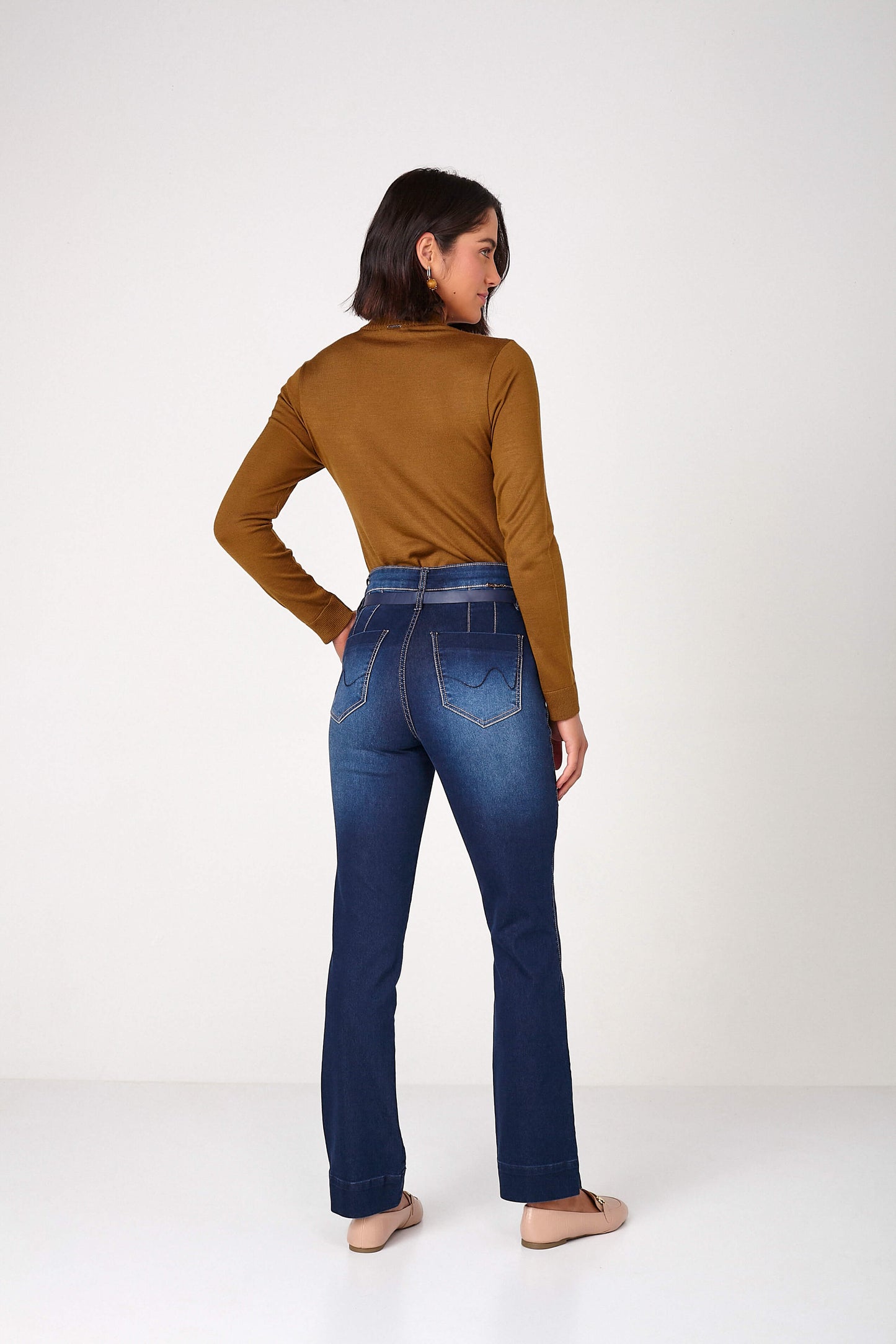 calça jeans reta cintura alta com cinto