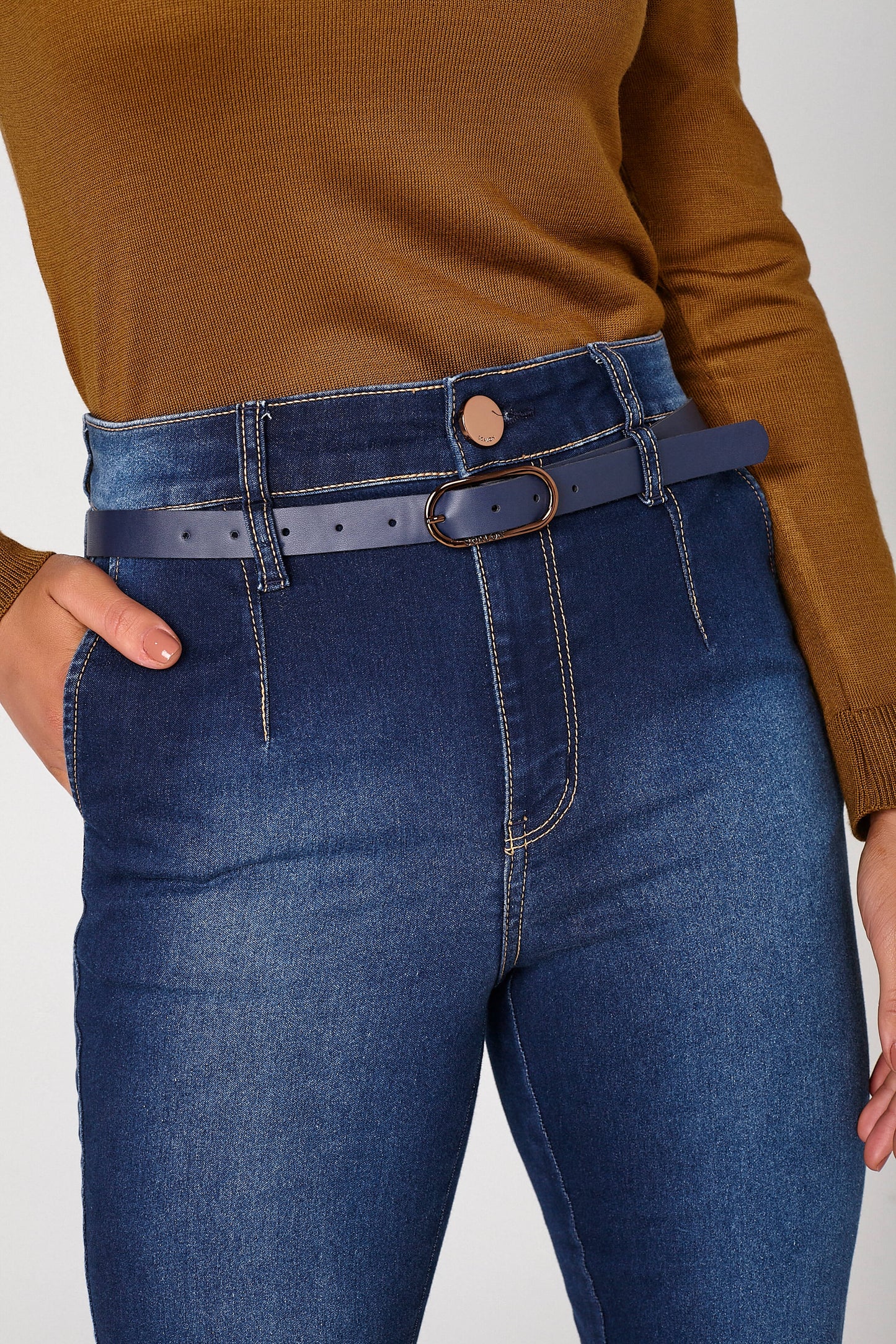 calça jeans reta cintura alta com cinto