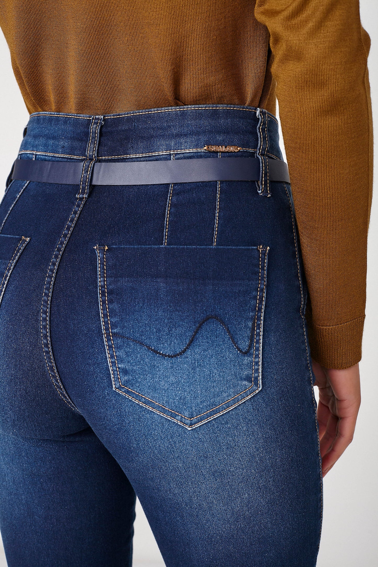 calça jeans reta cintura alta com cinto
