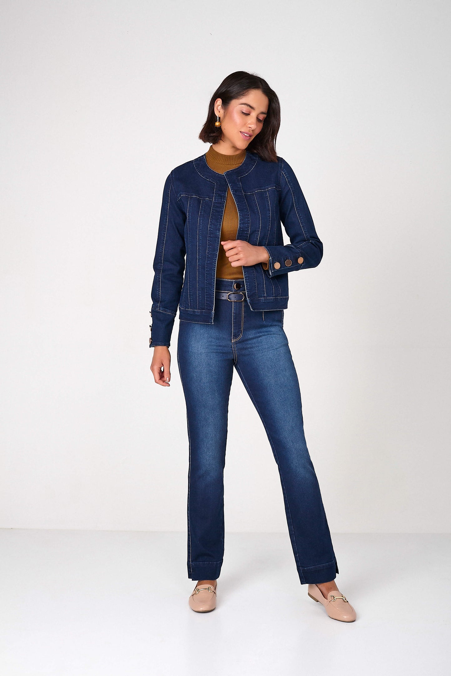 calça jeans reta cintura alta com cinto