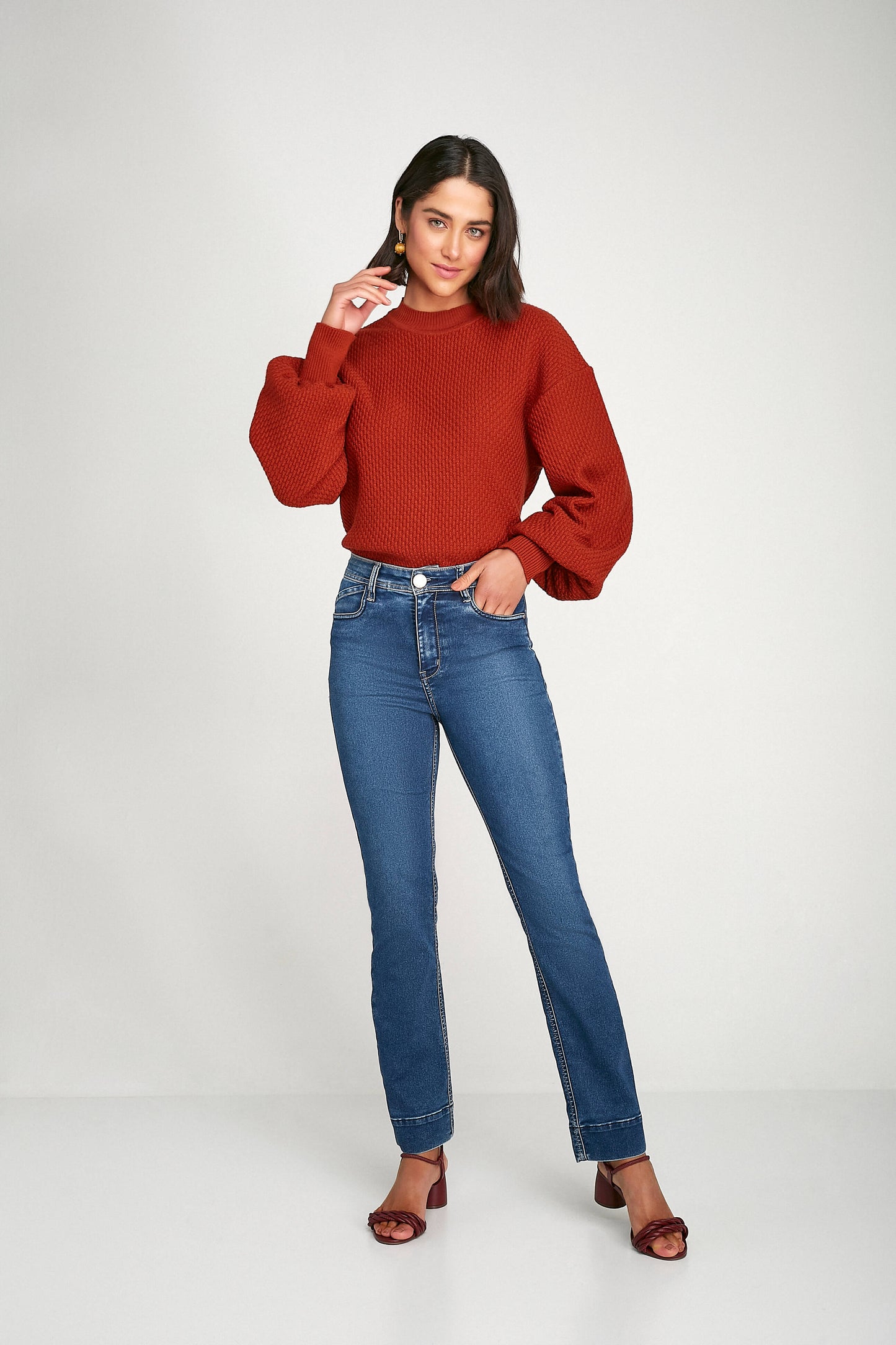 calça jeans reta cintura intermediária barra larga