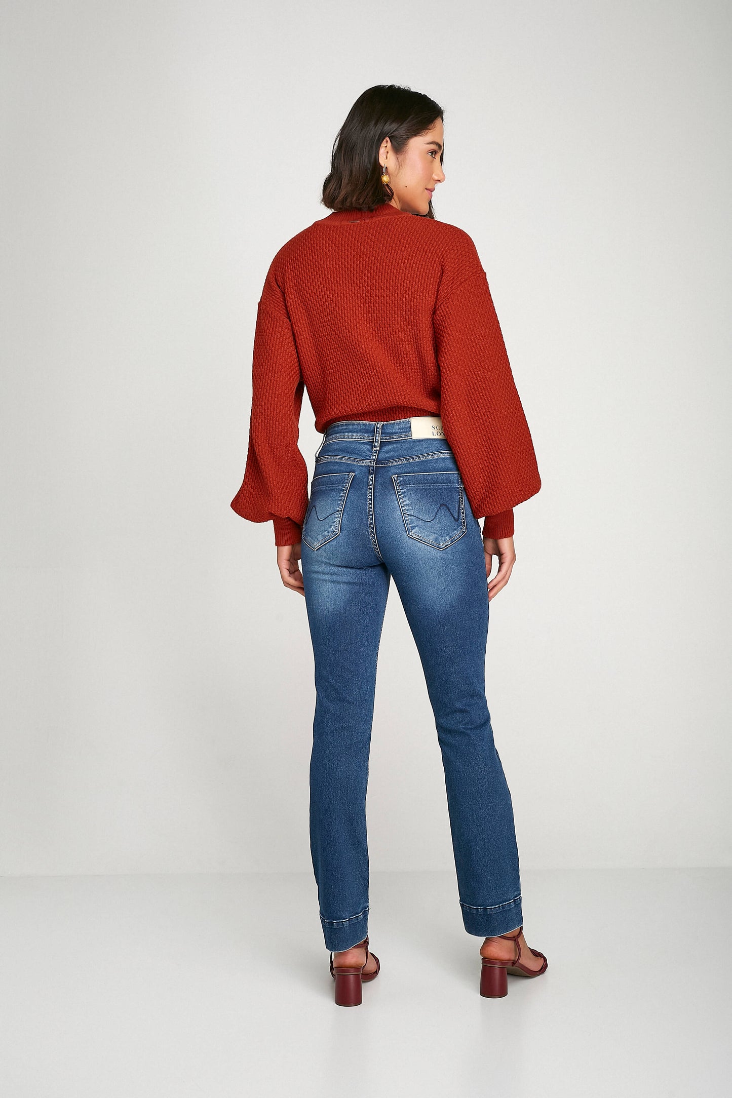 calça jeans reta cintura intermediária barra larga