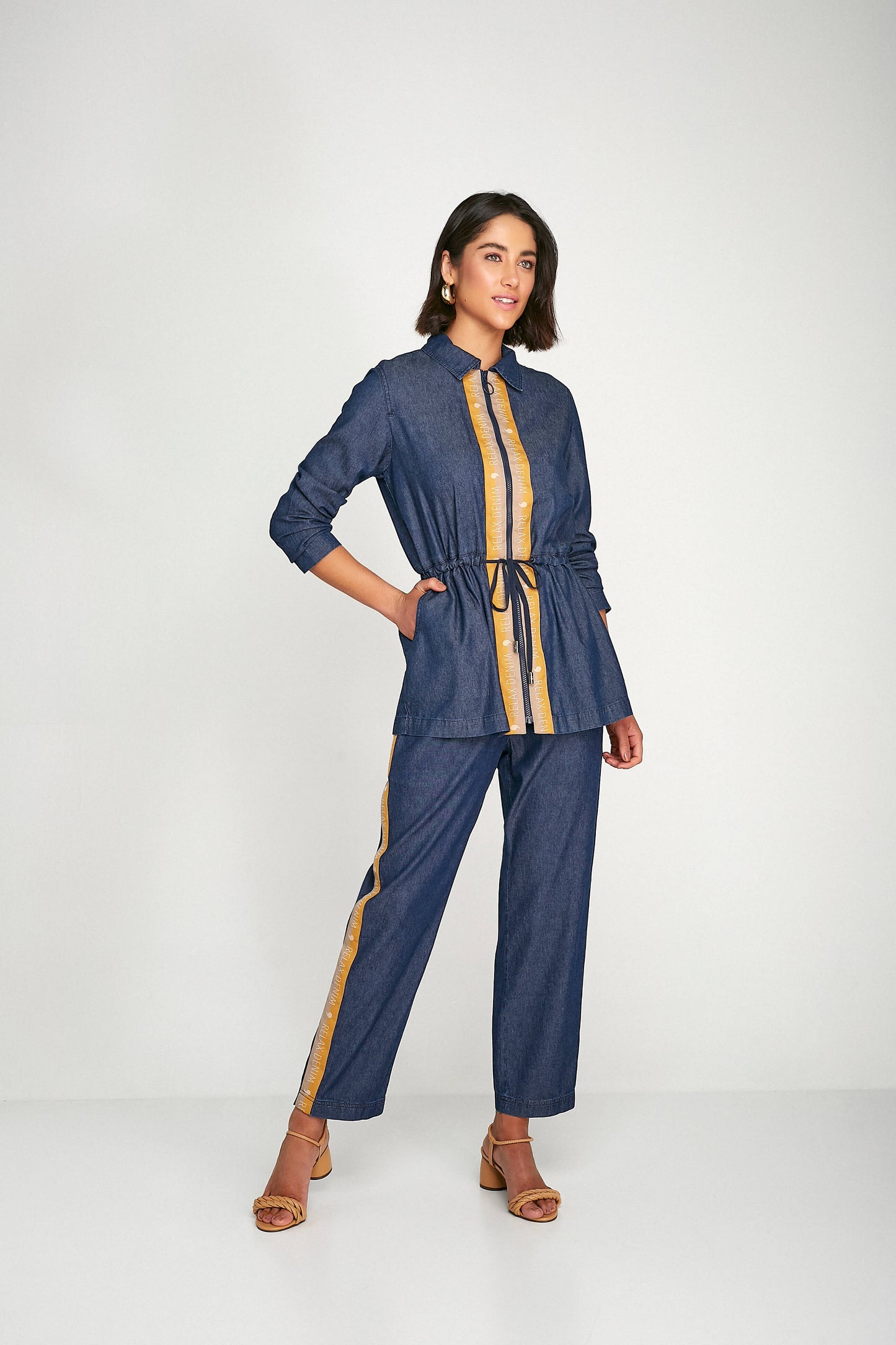 calça jeans pijama cintura intermediária com galão