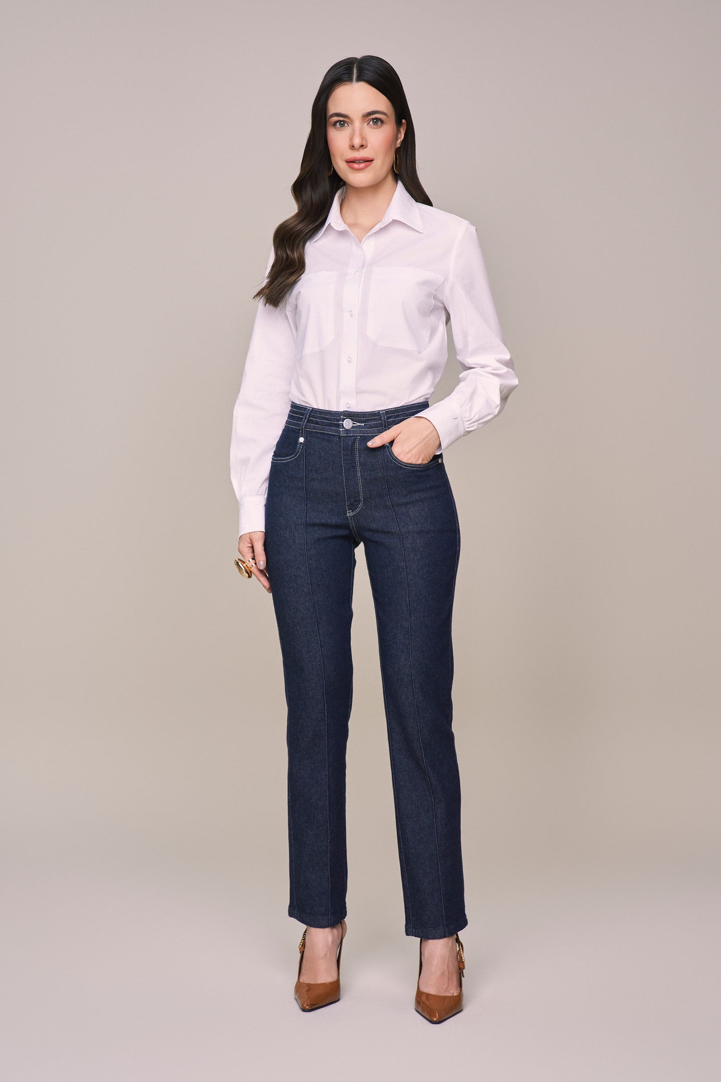 calça jeans reta cintura intermediária com nervura