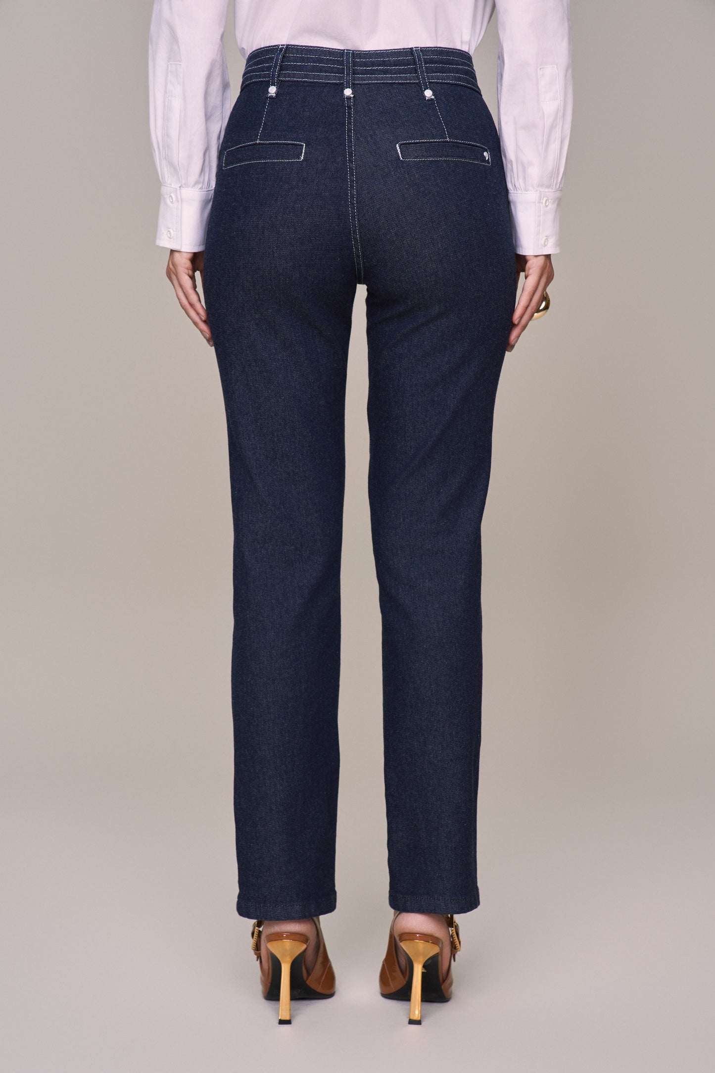 calça jeans reta cintura intermediária com nervura