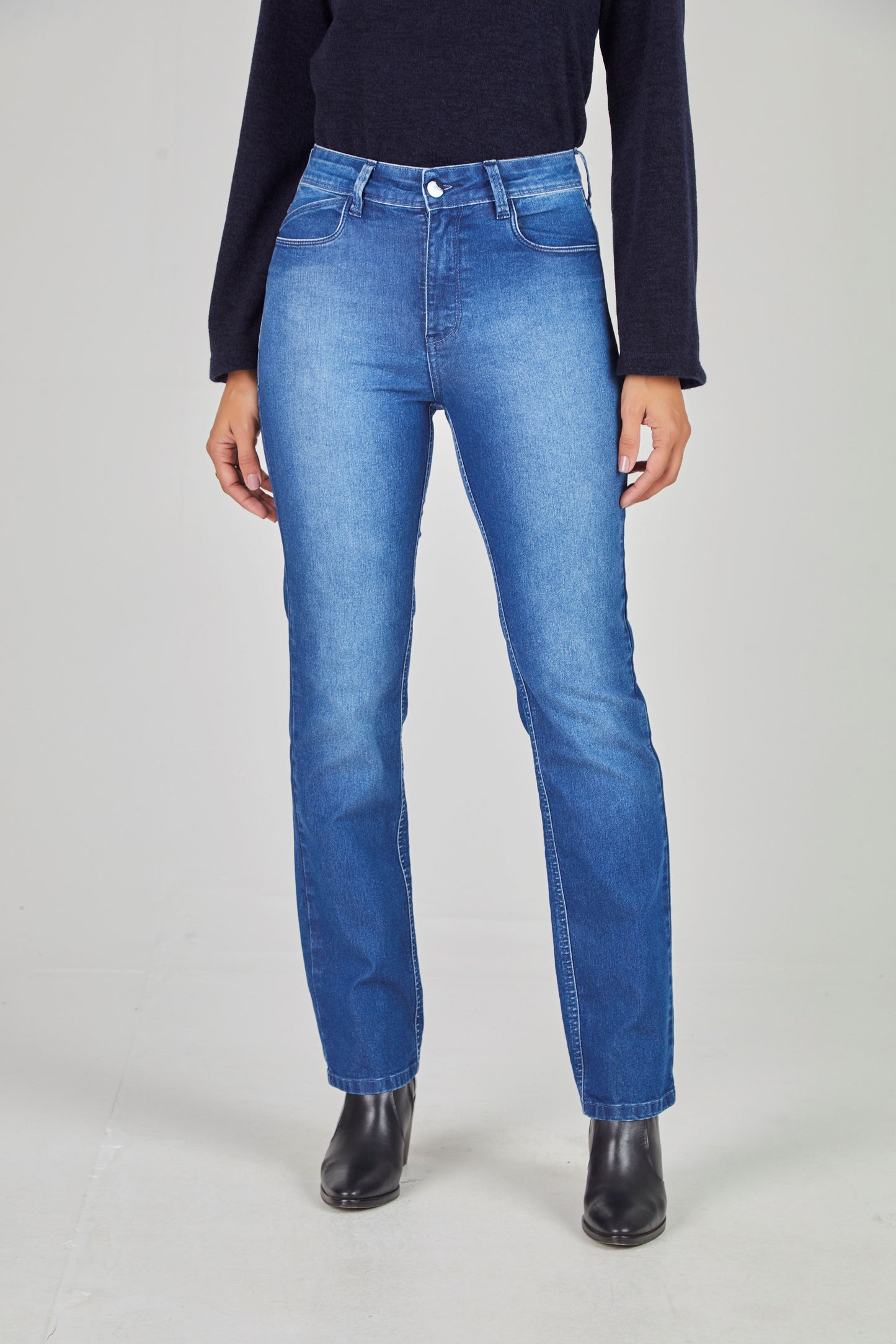 calça jeans reta cintura intermediária