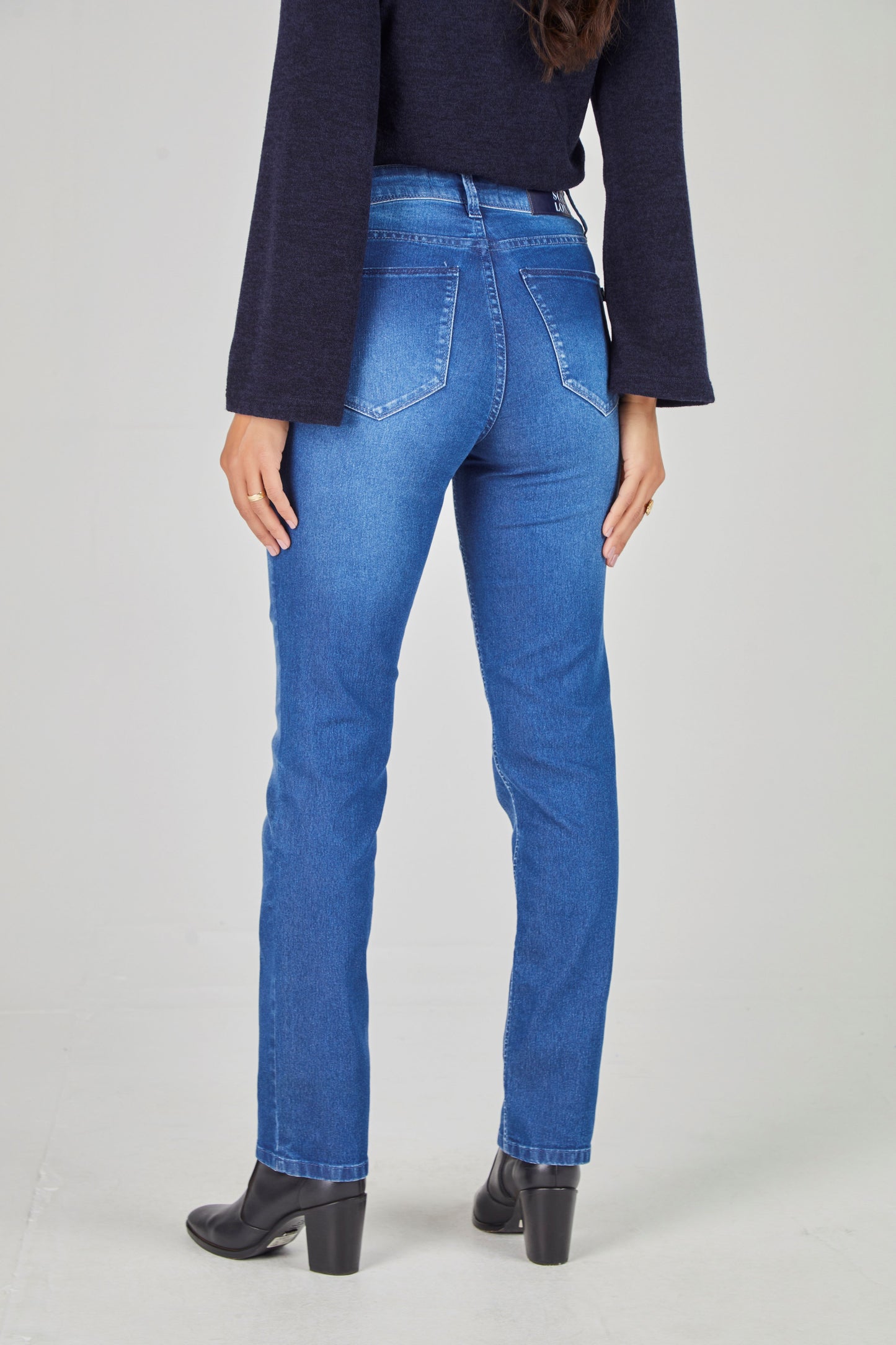 calça jeans reta cintura intermediária