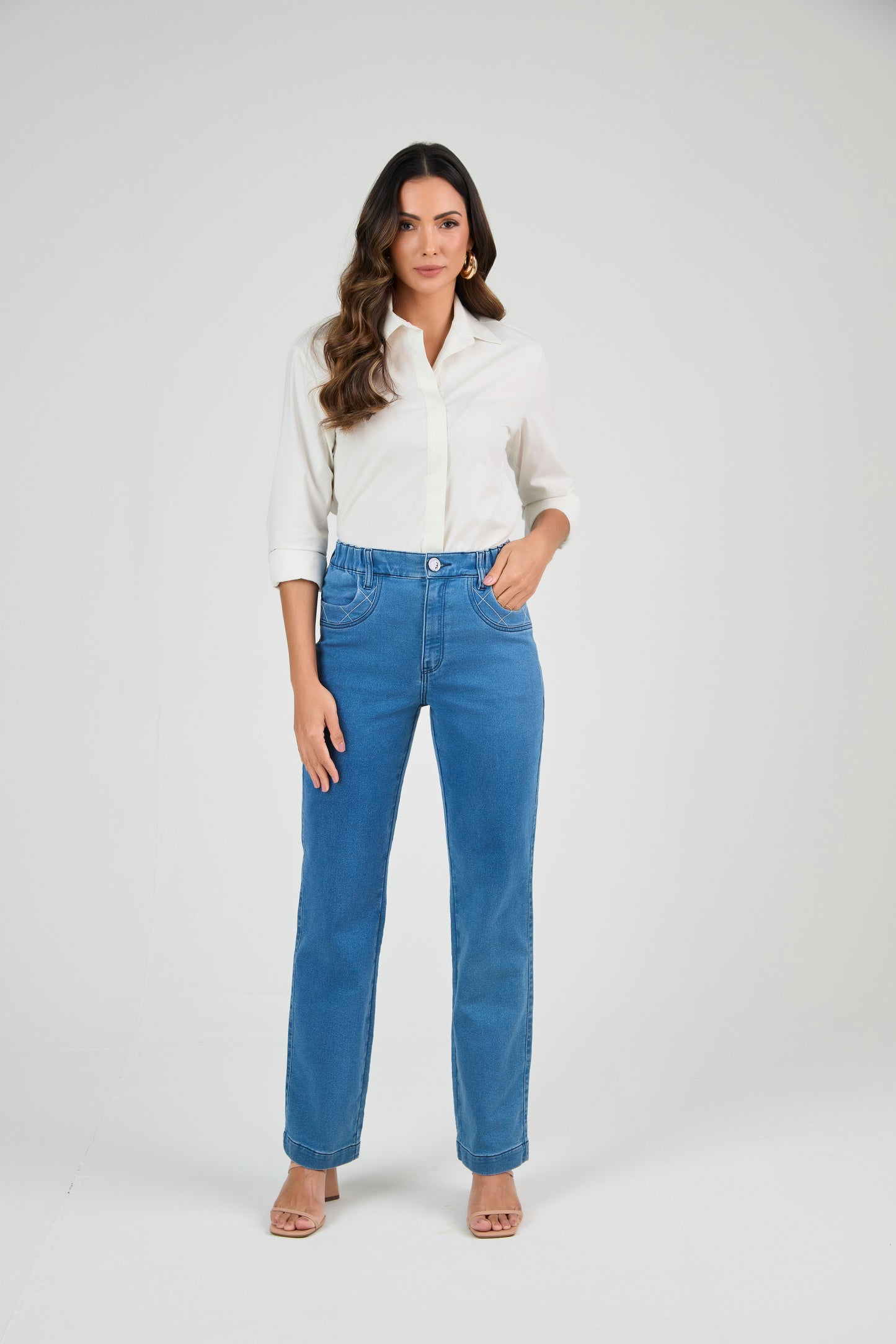 calça jeans malha reta cintura intermediria com bordado