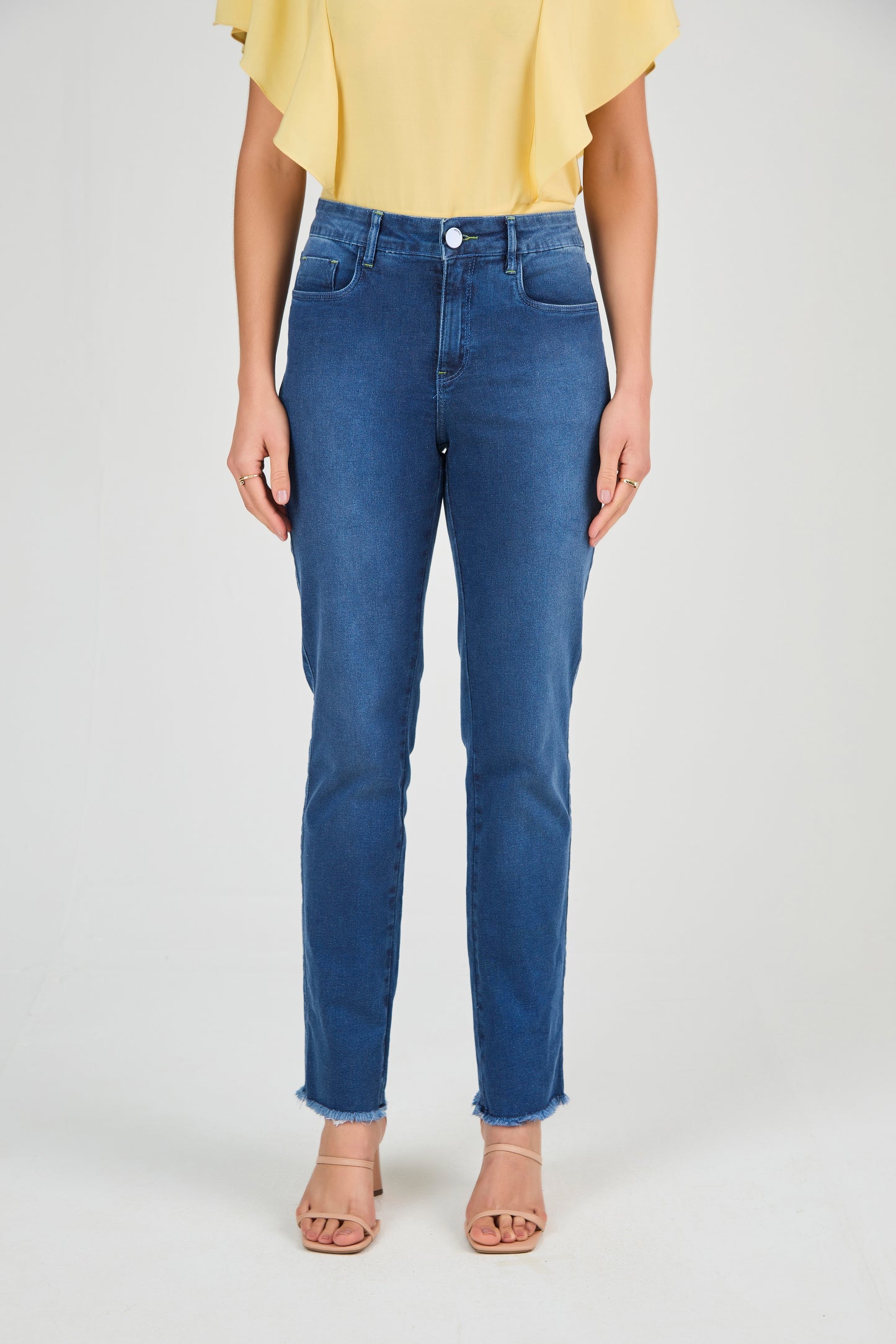 calça jeans reta cintura intermediria com bordado pesponto