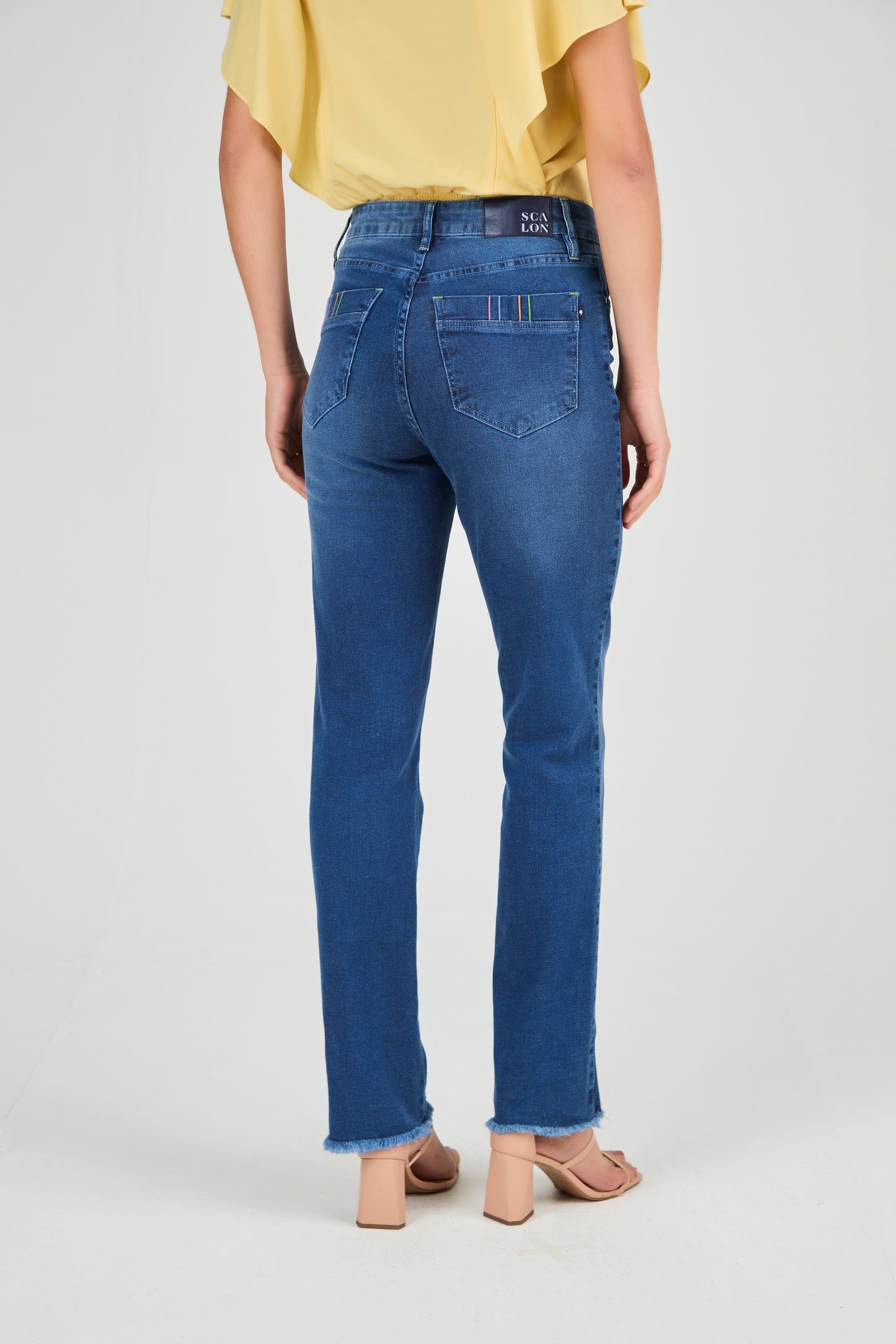 calça jeans reta cintura intermediria com bordado pesponto