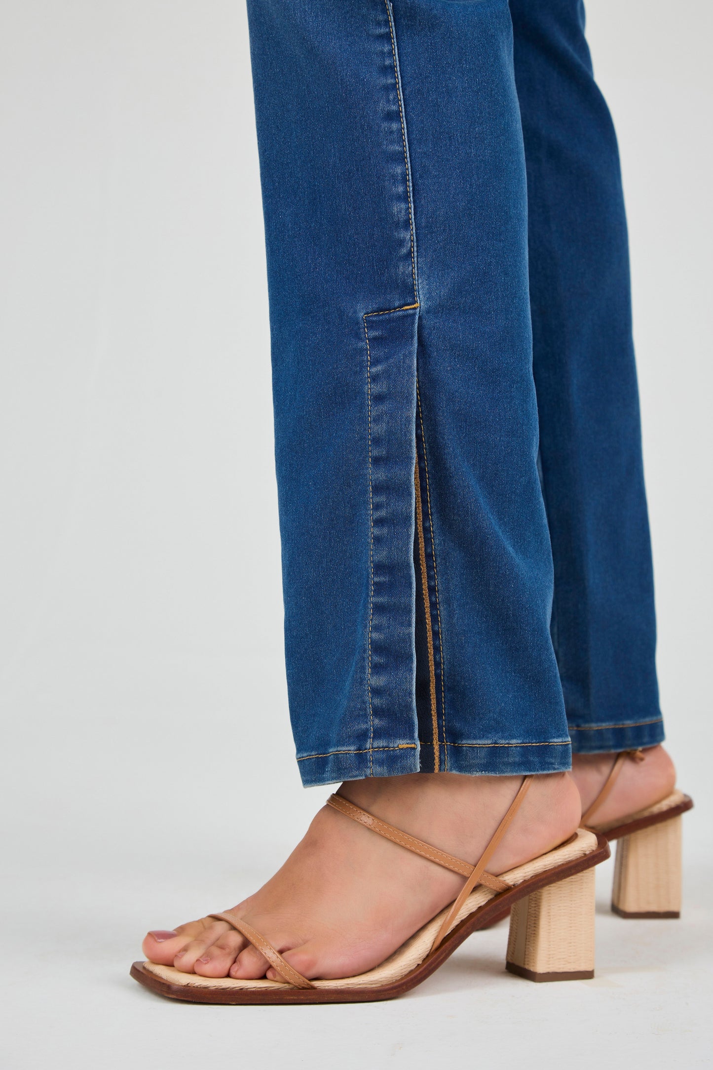 cala jeans reta cintura intermediria com abertura