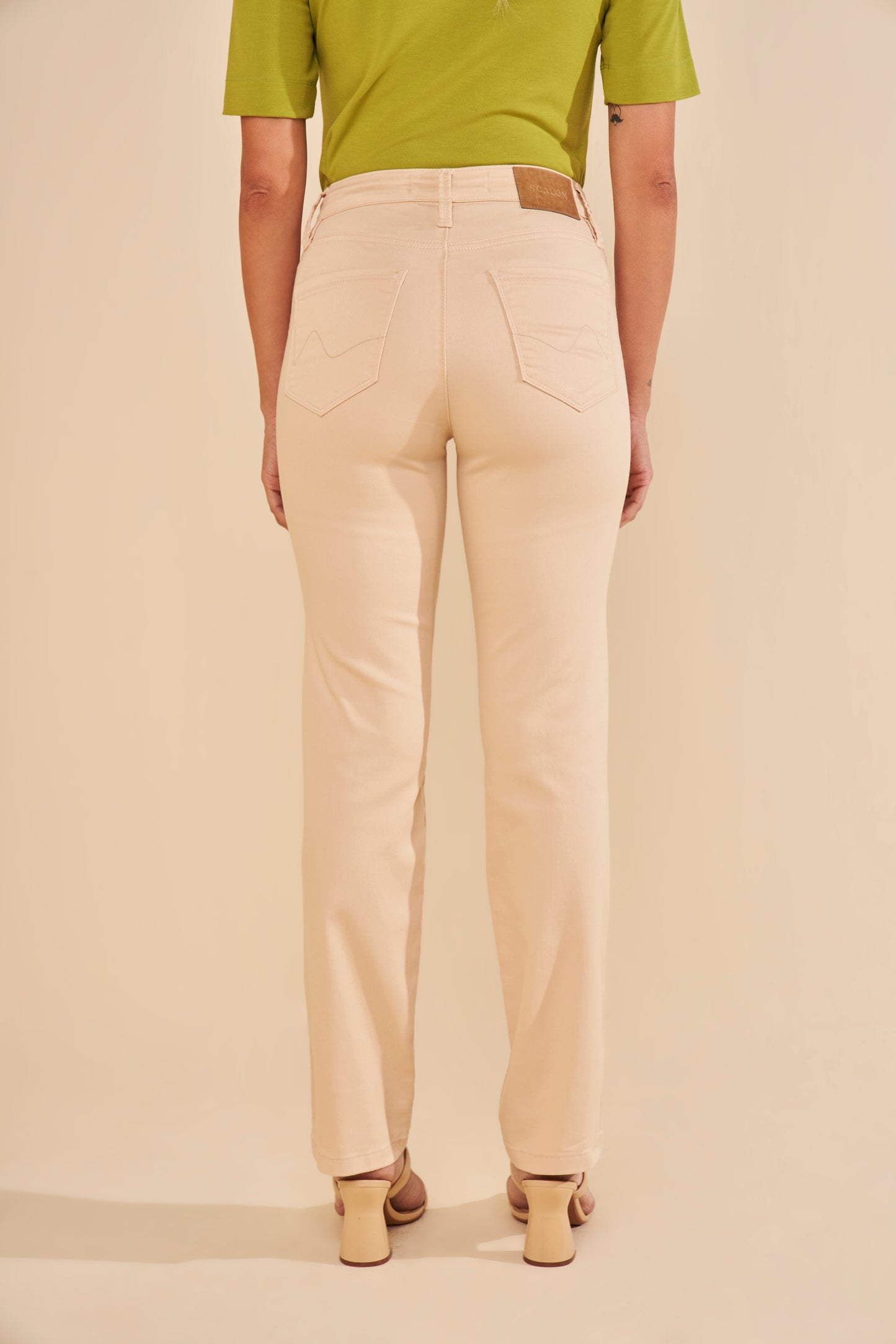 calça sarja color reta cintura intermediária básica