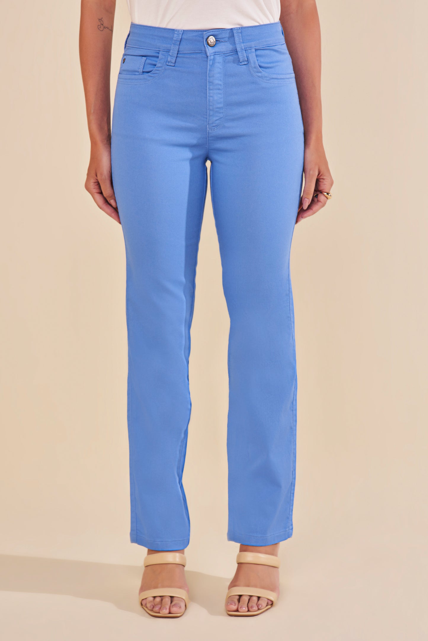 calça sarja color reta cintura intermediária básica