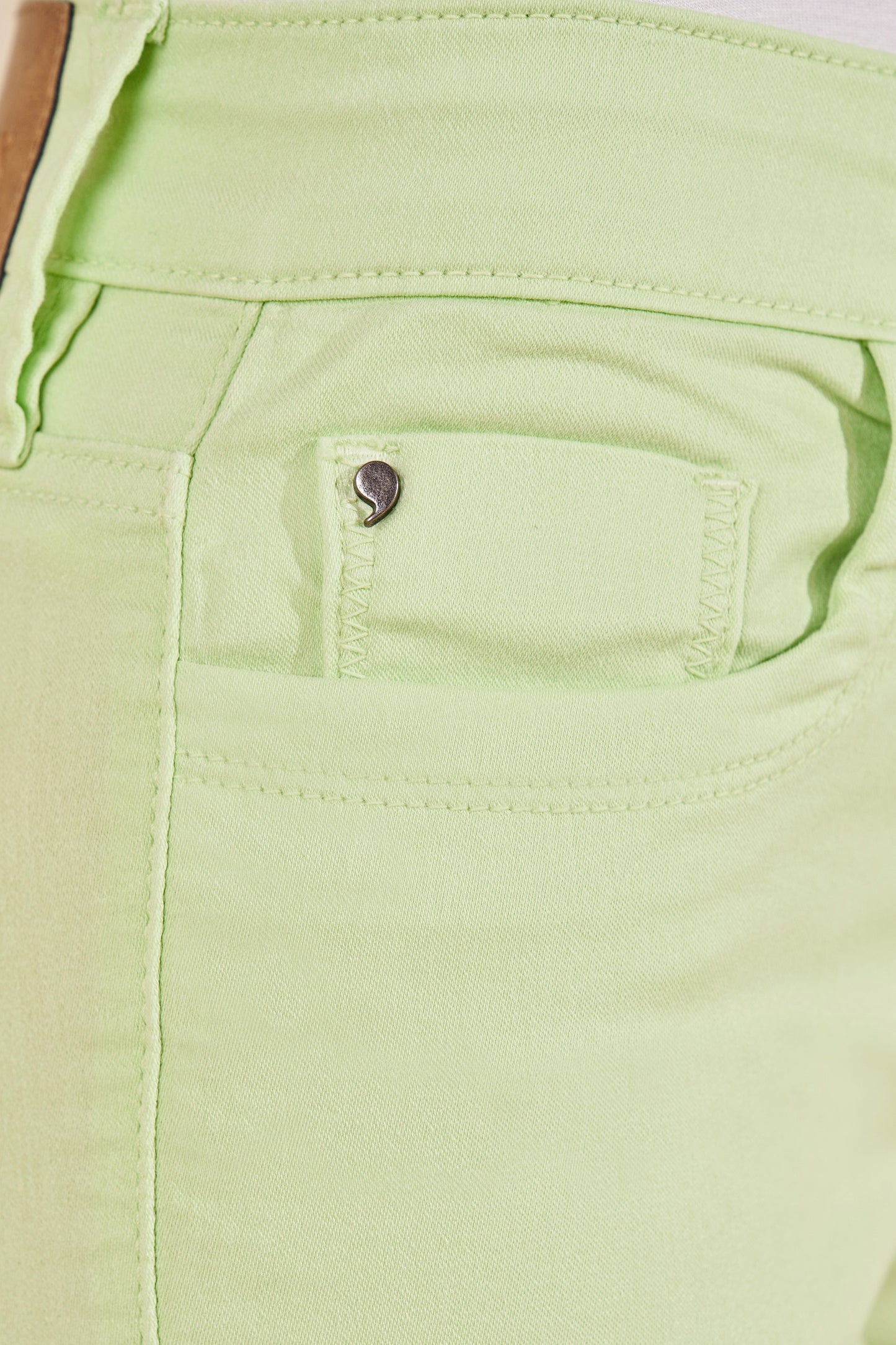 calça sarja color reta cintura intermediária básica