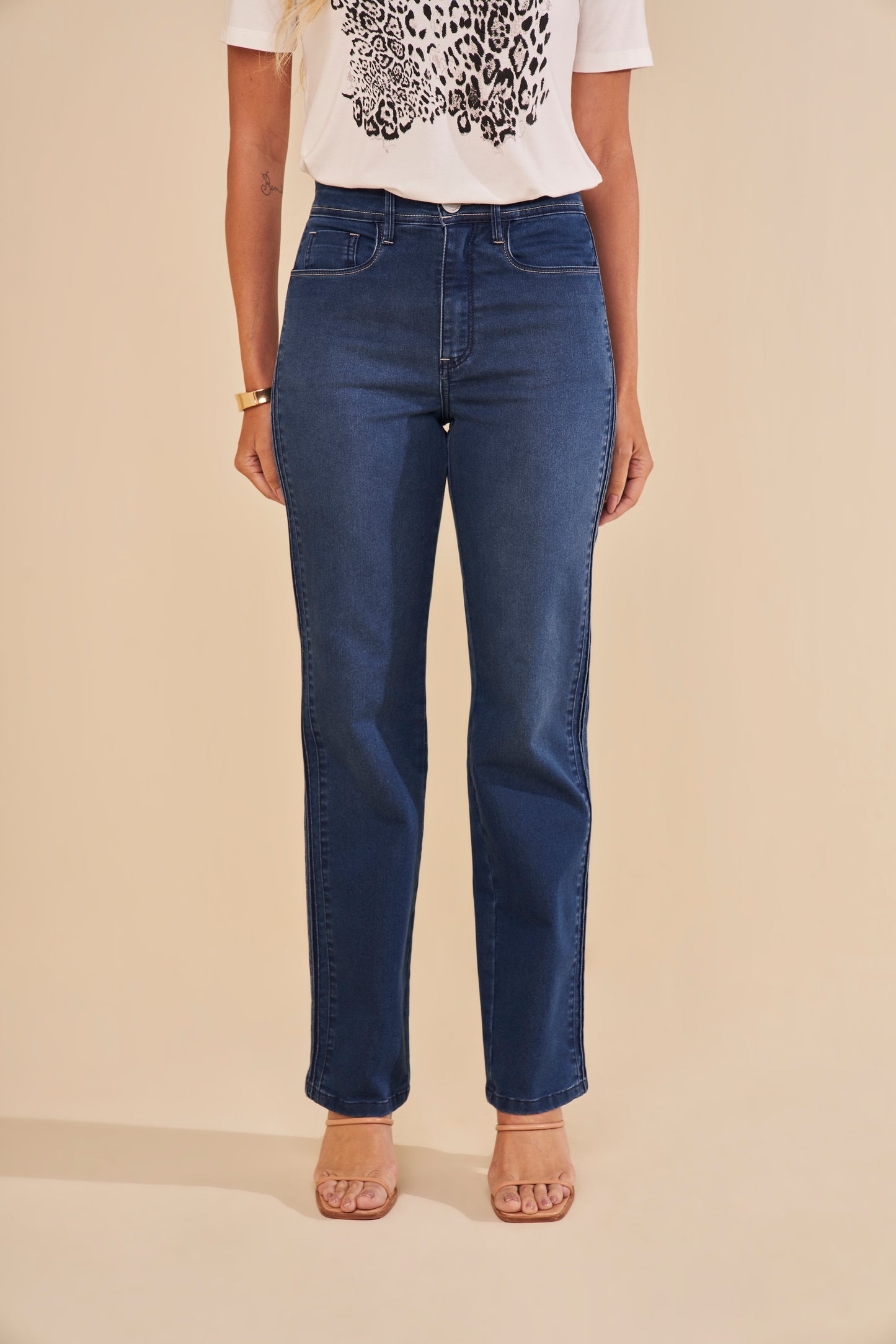 calça jeans reta cintura intermediária com friso