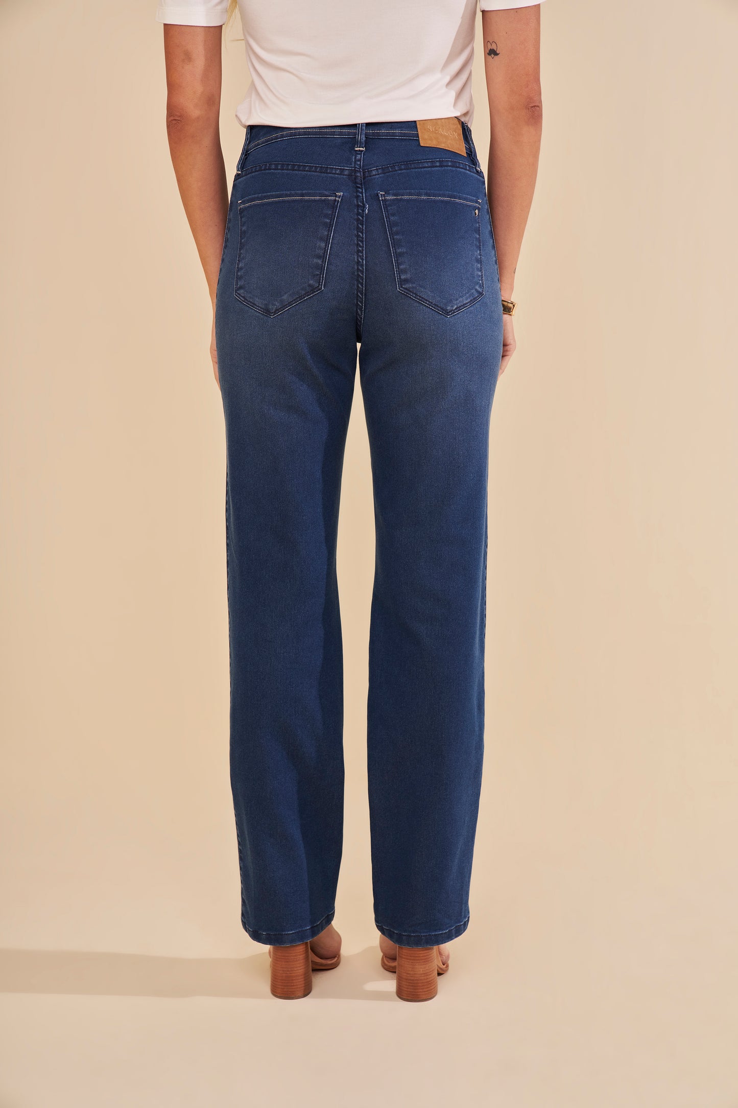 calça jeans reta cintura intermediária com friso