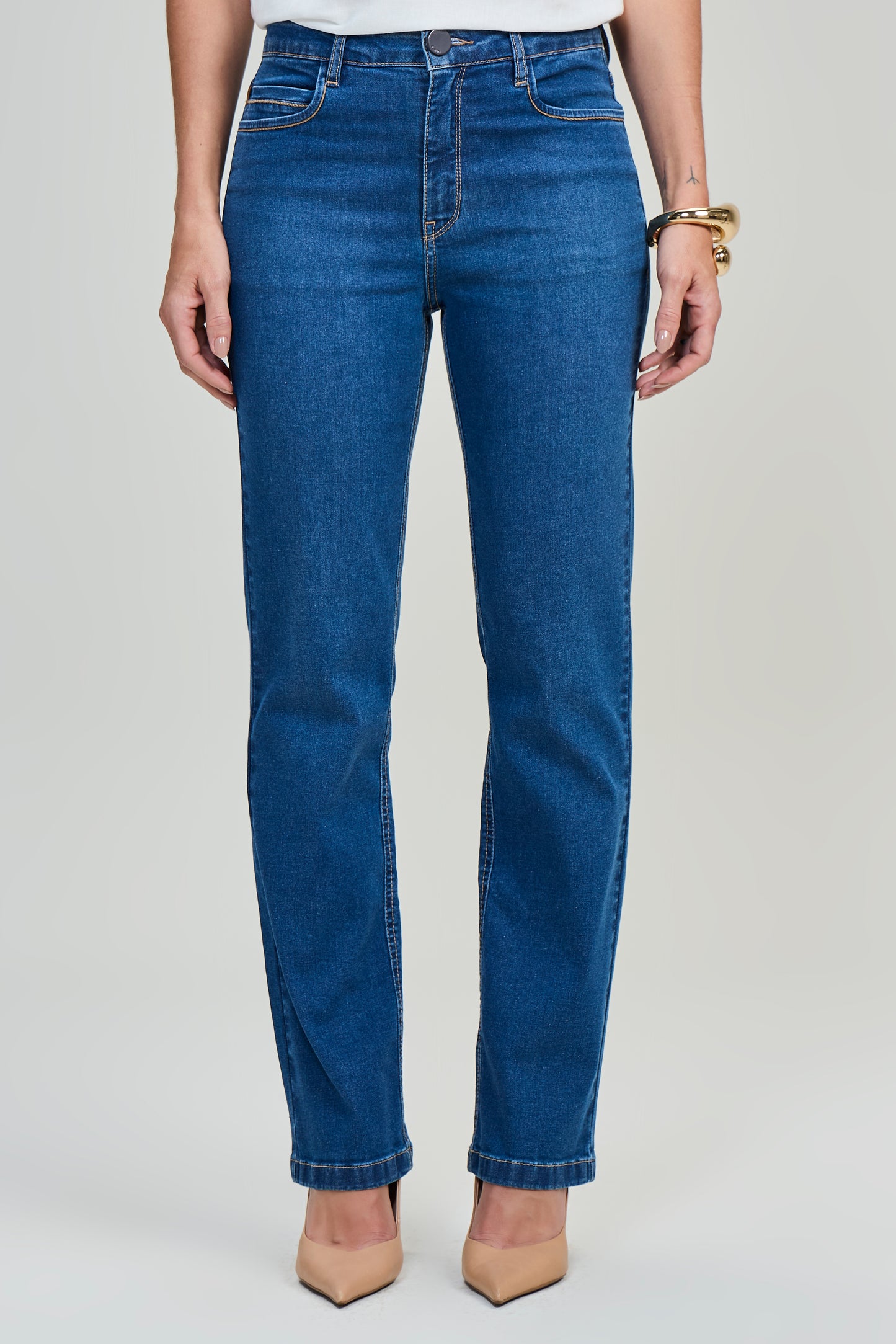 calça jeans reta cintura intermediária com ponto corrente