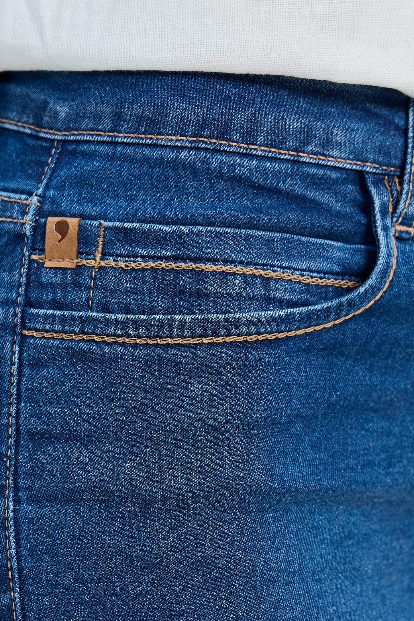 calça jeans reta cintura intermediária com ponto corrente