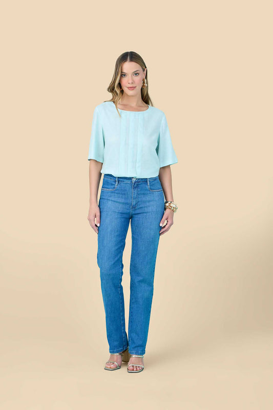 calça jeans reta cintura intermediária com detalhe bolso traseiro