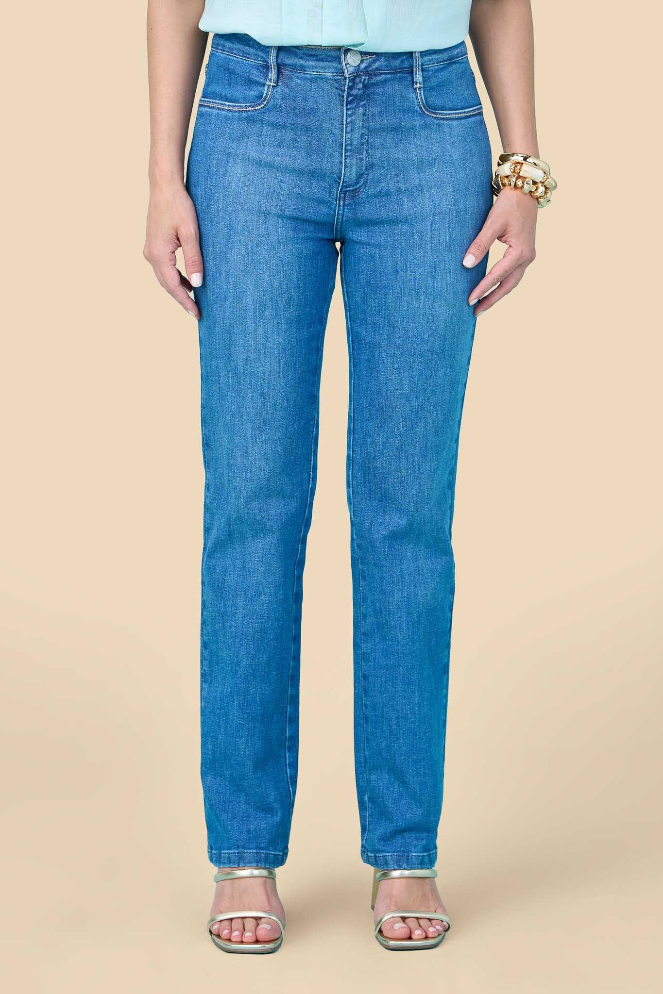 calça jeans reta cintura intermediária com detalhe bolso traseiro