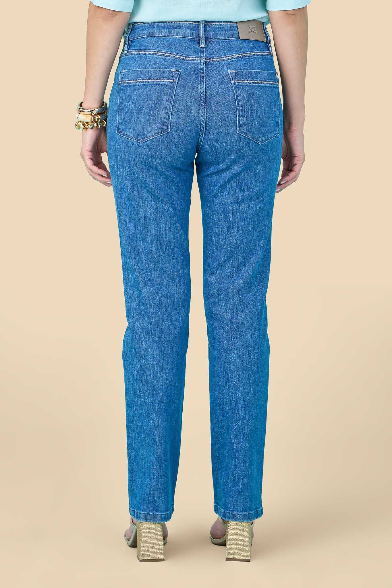 calça jeans reta cintura intermediária com detalhe bolso traseiro
