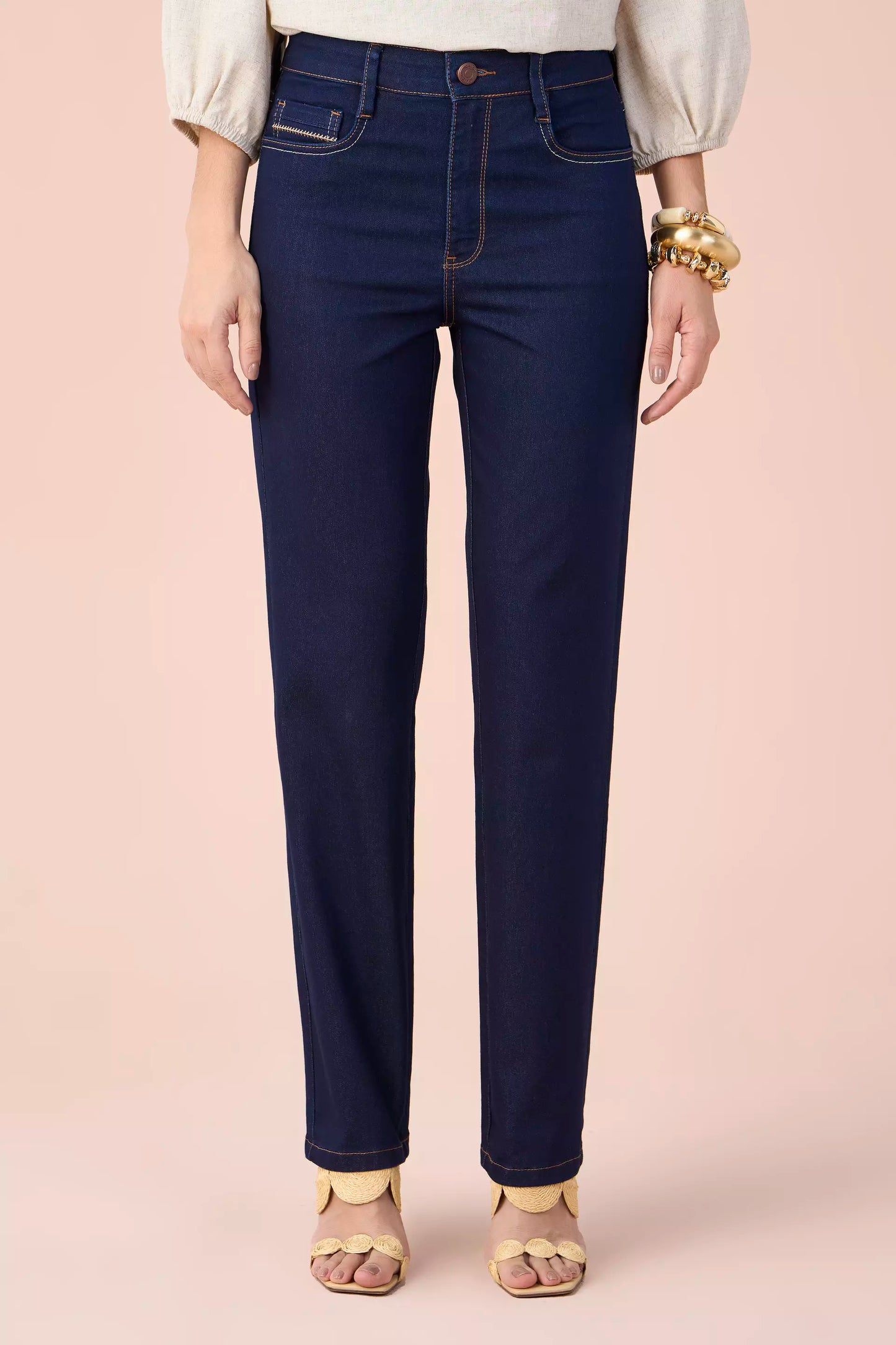 calça jeans reta cintura intermediária com bordados