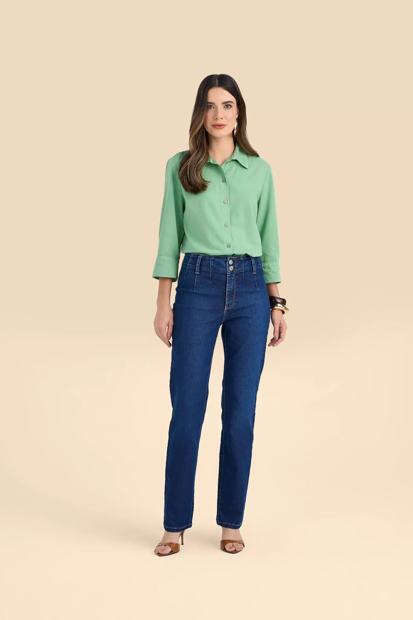 calça jeans reta cintura intermediária com pences frontais