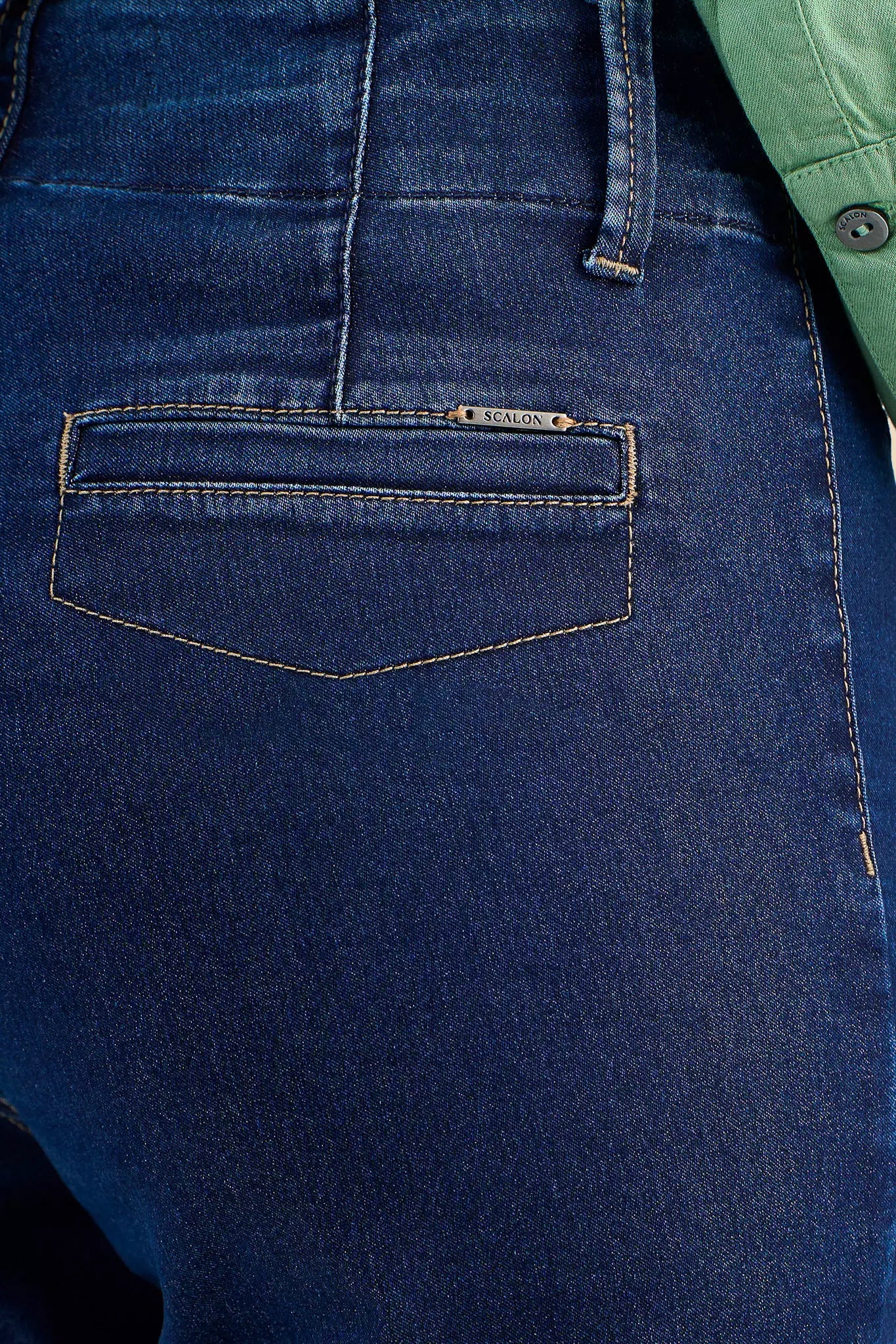 calça jeans reta cintura intermediária com pences frontais