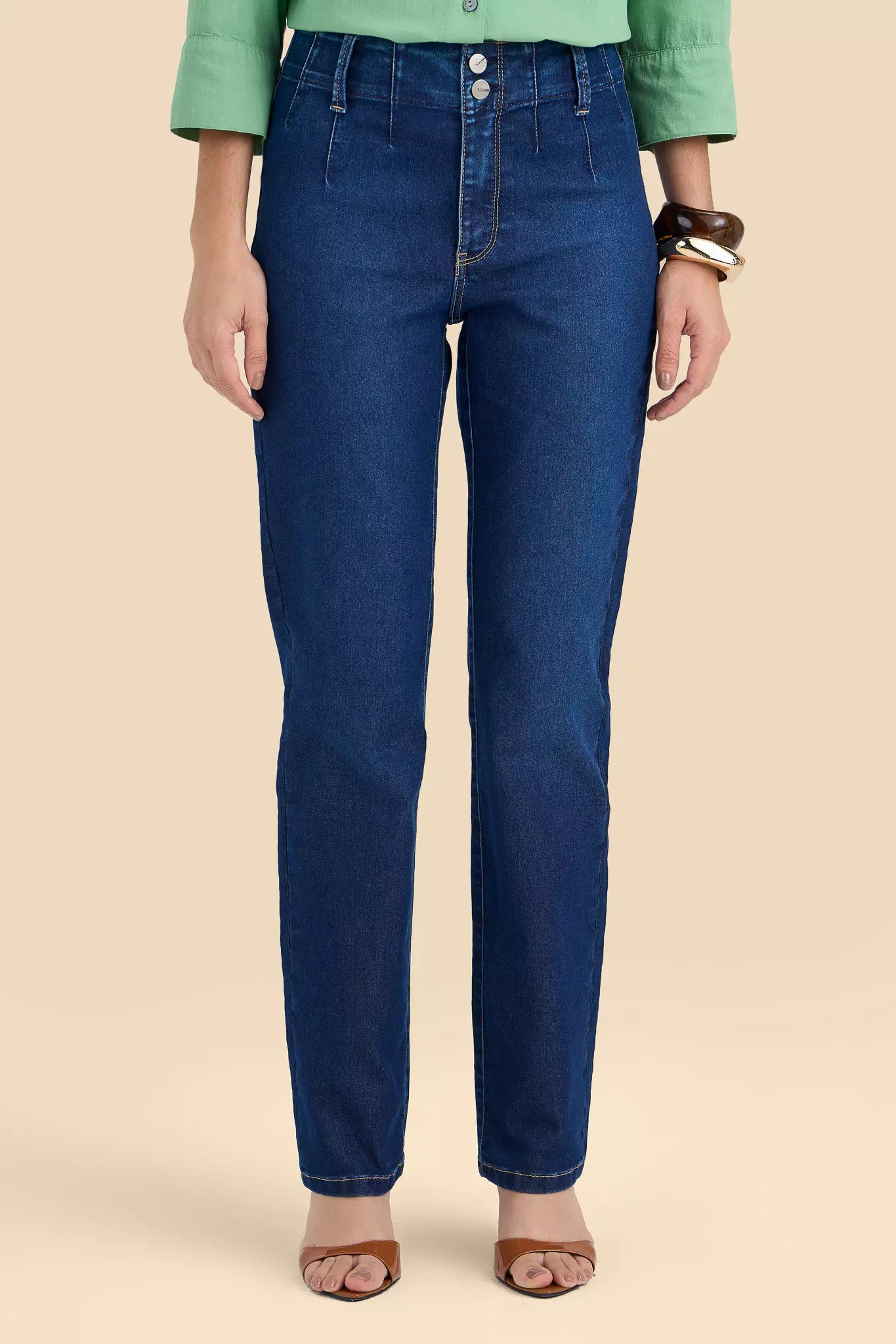 calça jeans reta cintura intermediária com pences frontais