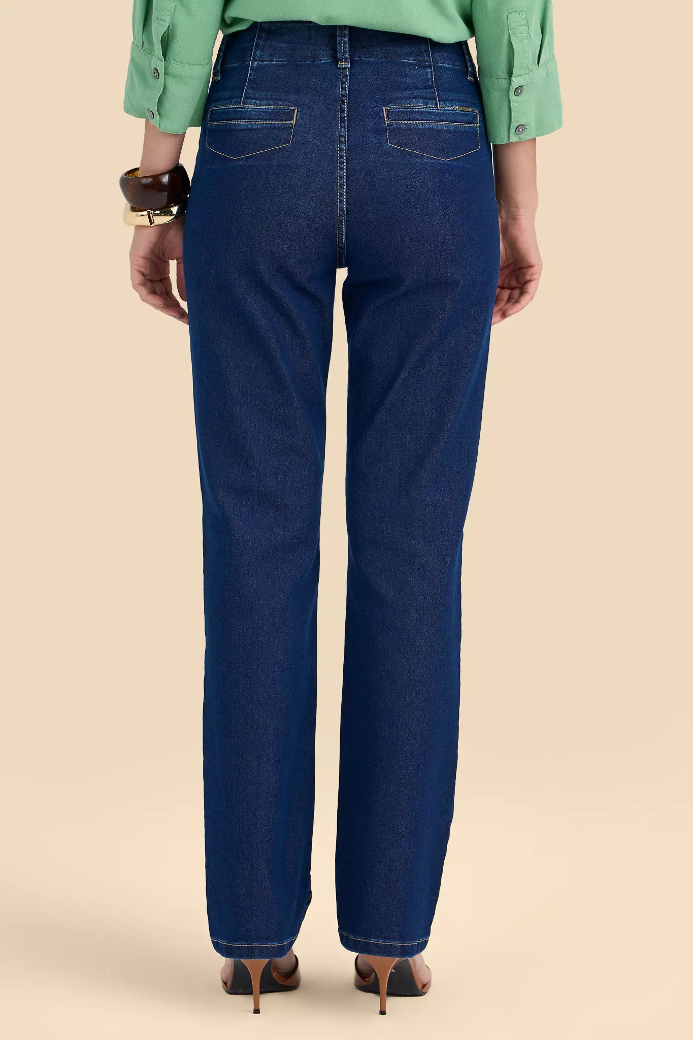 calça jeans reta cintura intermediária com pences frontais