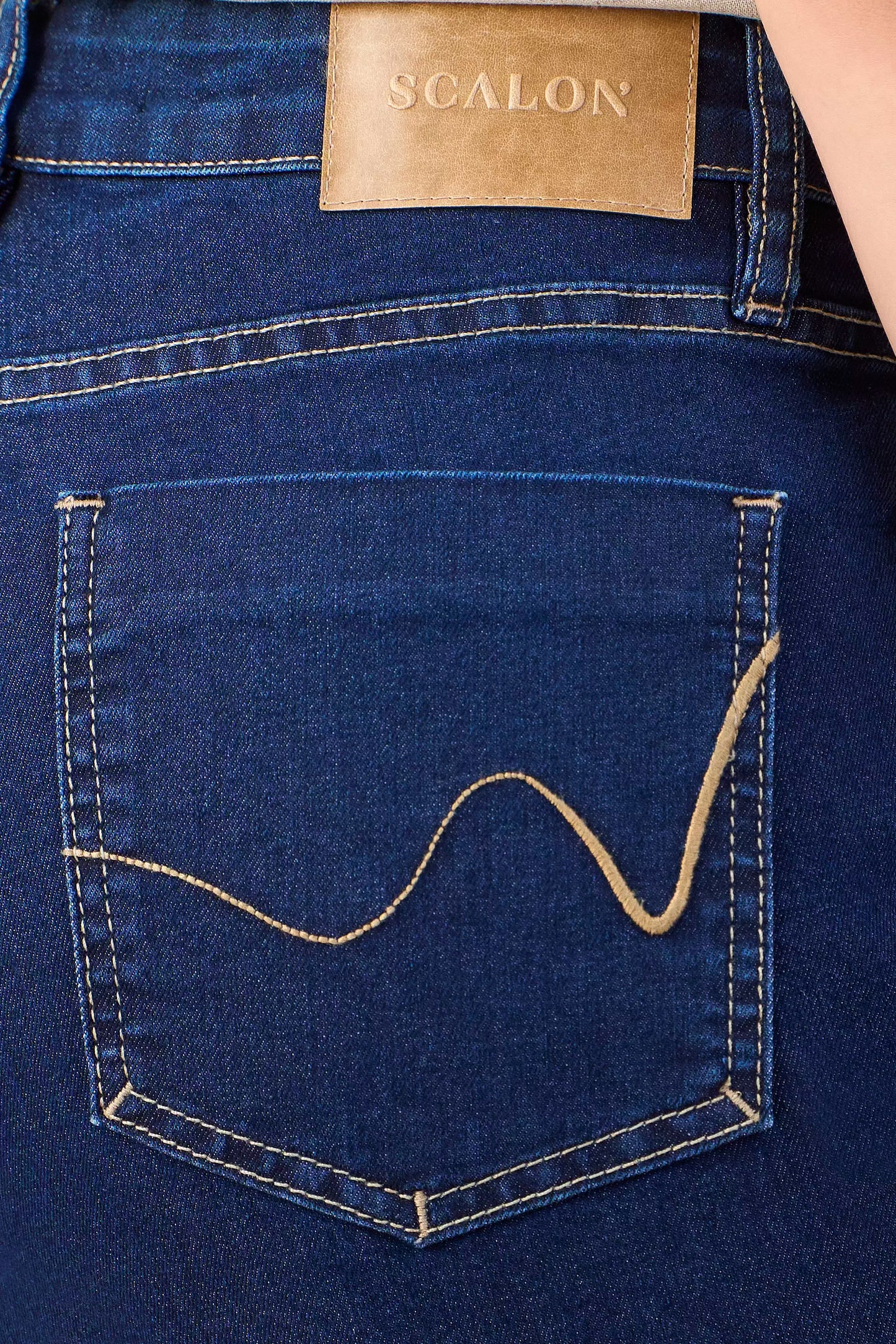 calça jeans reta cintura intermediária com travetes e bordado