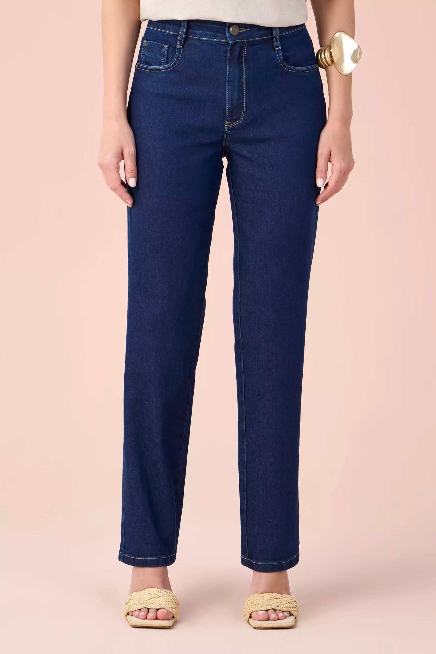 calça jeans reta cintura intermediária com travetes e bordado