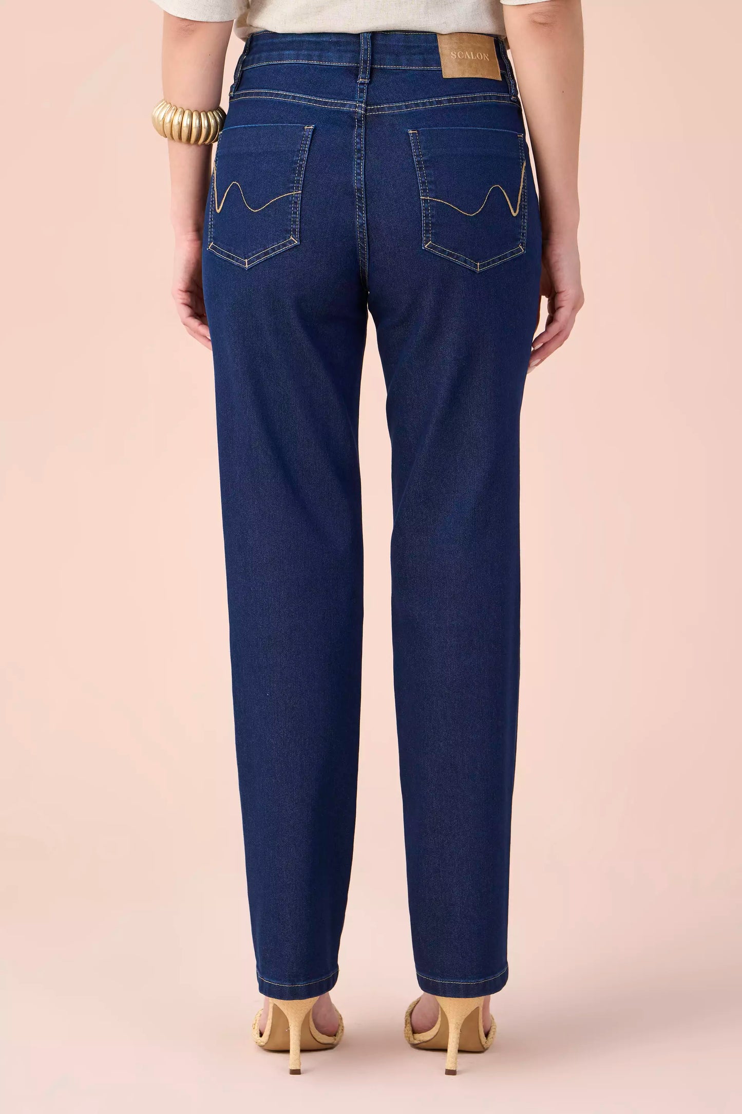calça jeans reta cintura intermediária com travetes e bordado