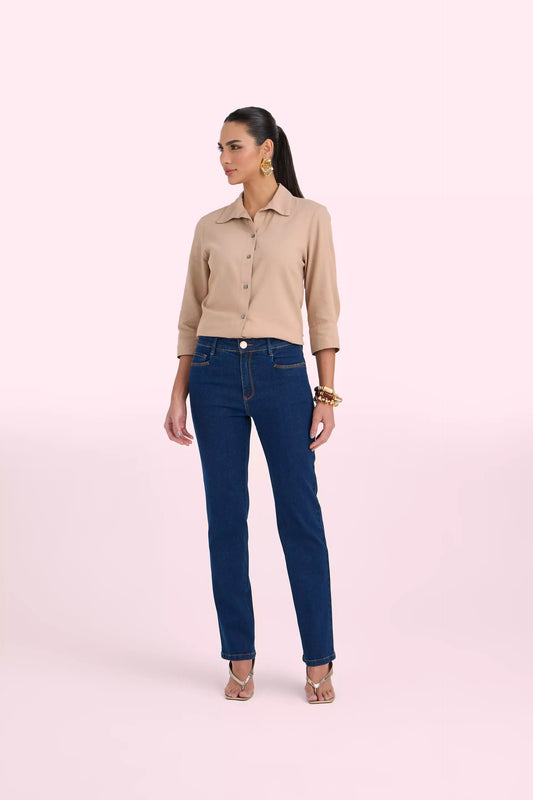 calça jeans reta cintura intermedíaria com detalhes pespontos