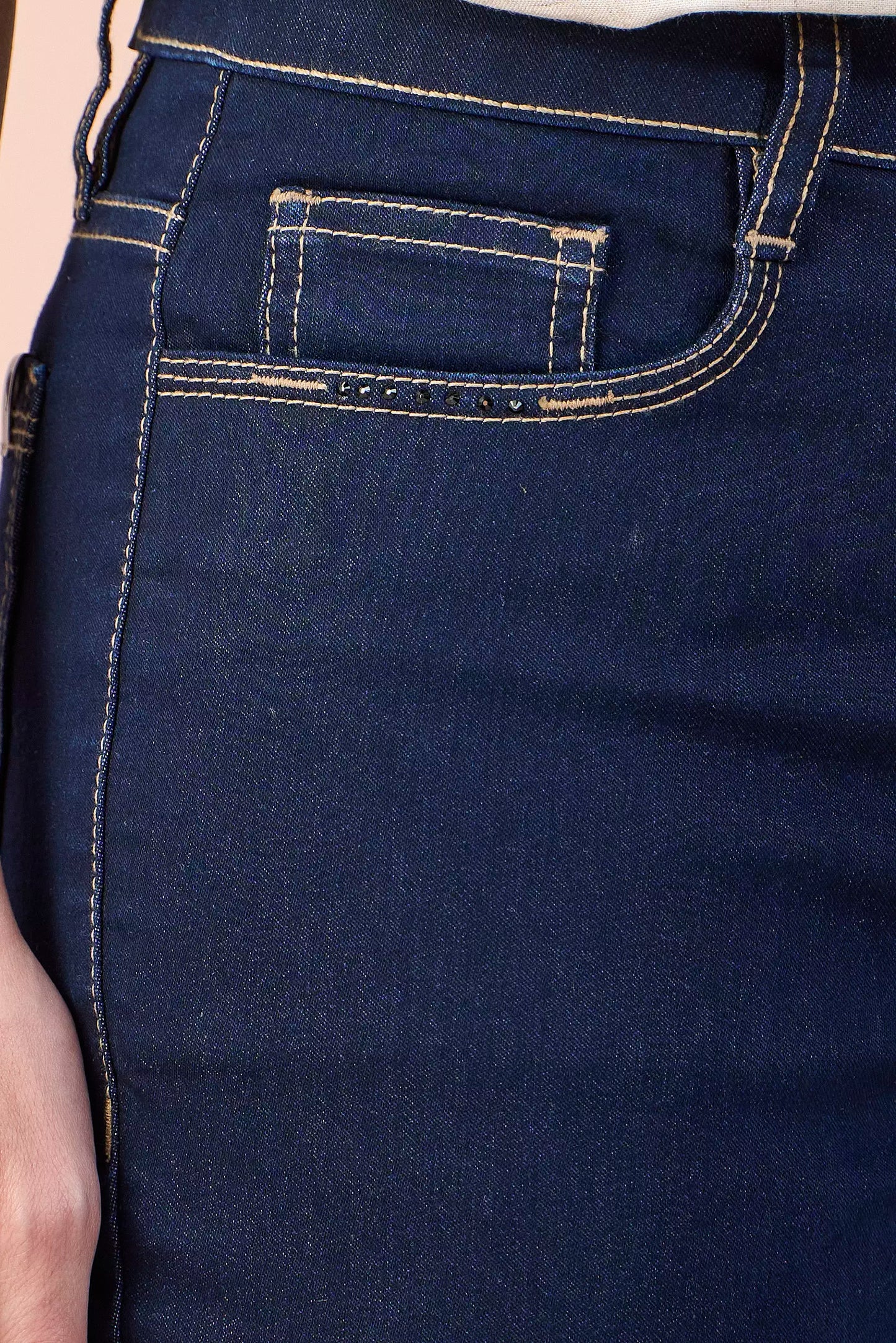 calça jeans reta cintura intermediária com cristais