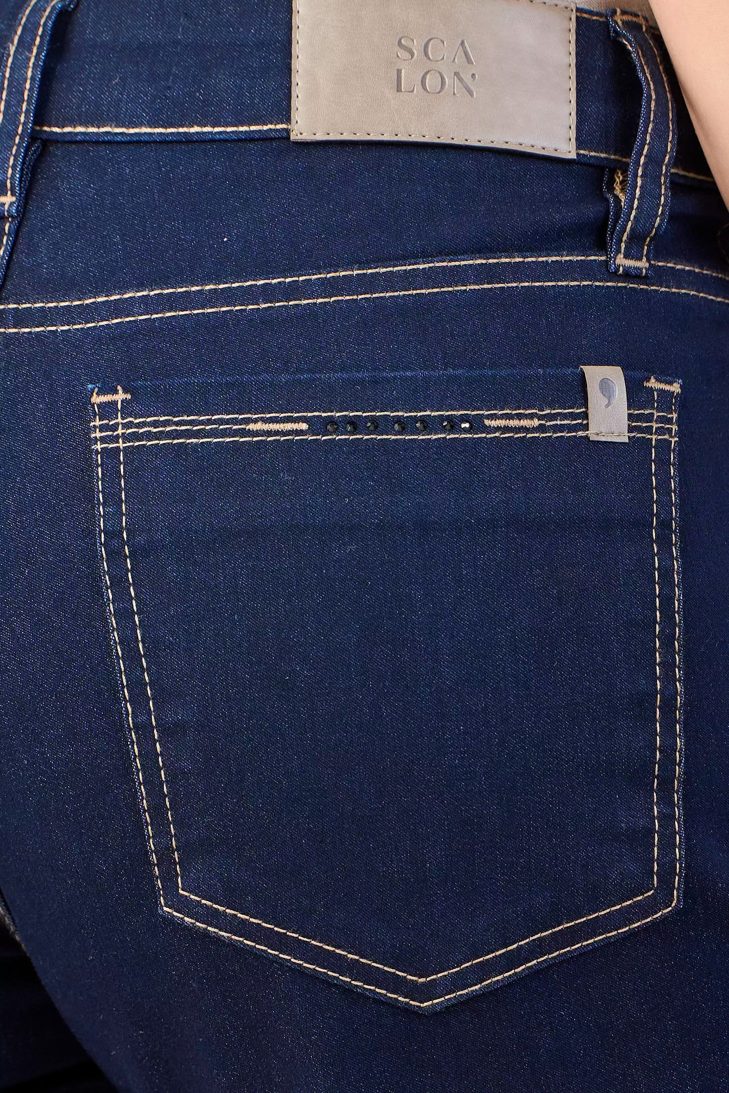 calça jeans reta cintura intermediária com cristais