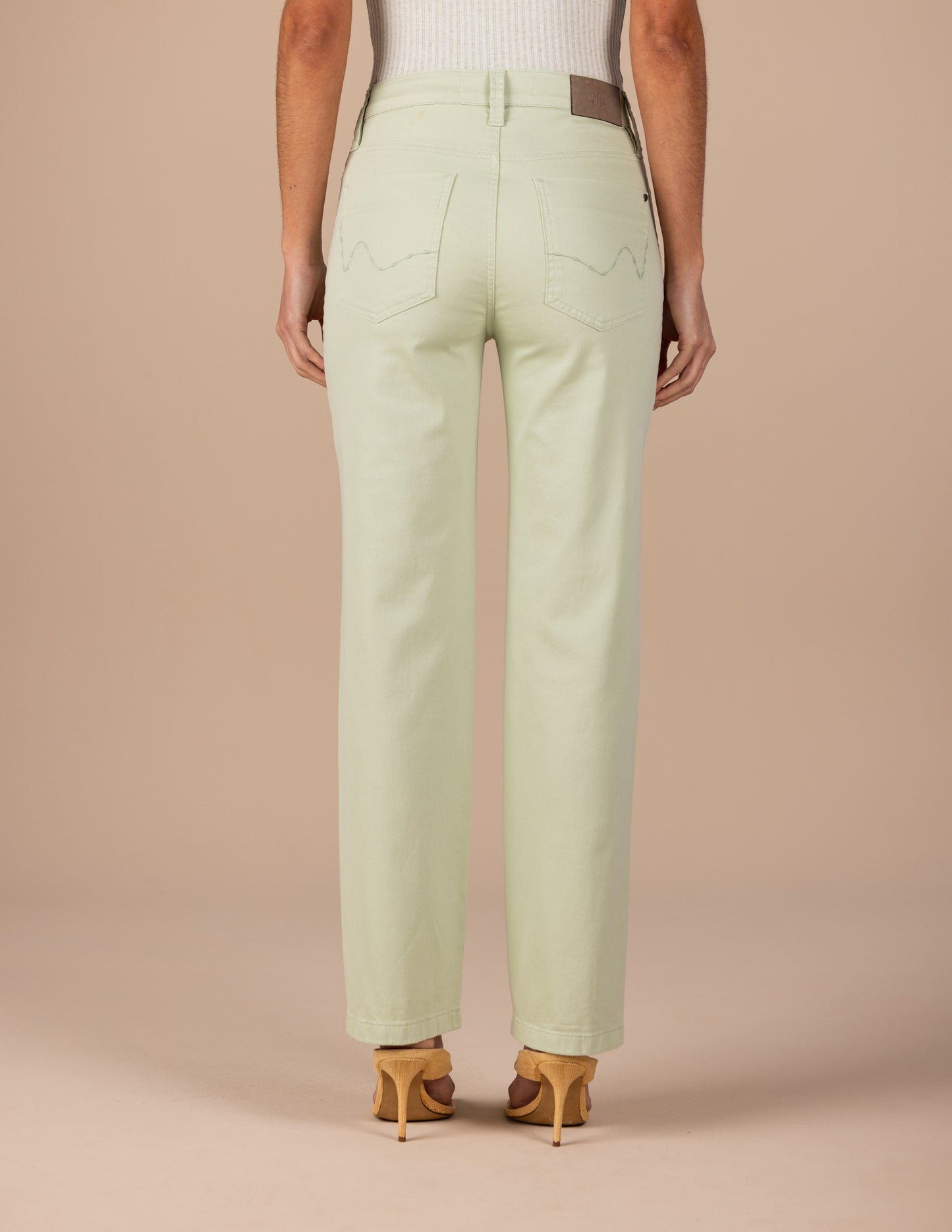 calça sarja color reta cintura intermediária com bordados