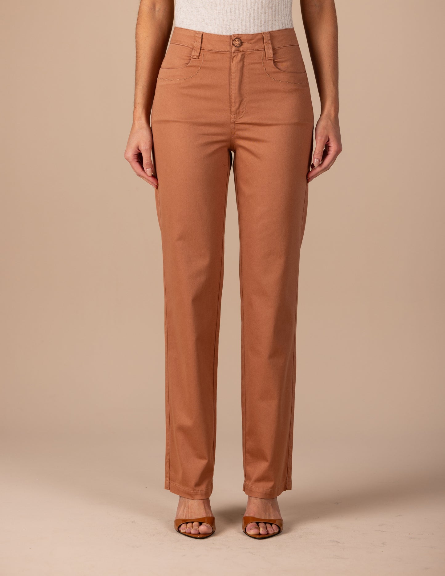 calça sarja color reta cintura intermediária com bordados