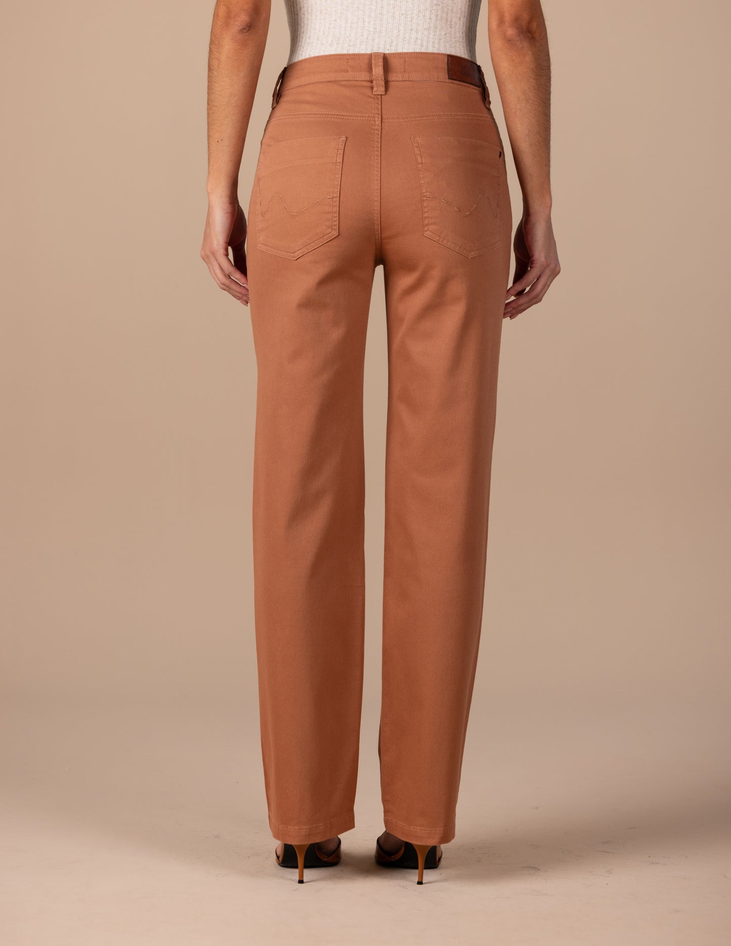 calça sarja color reta cintura intermediária com bordados