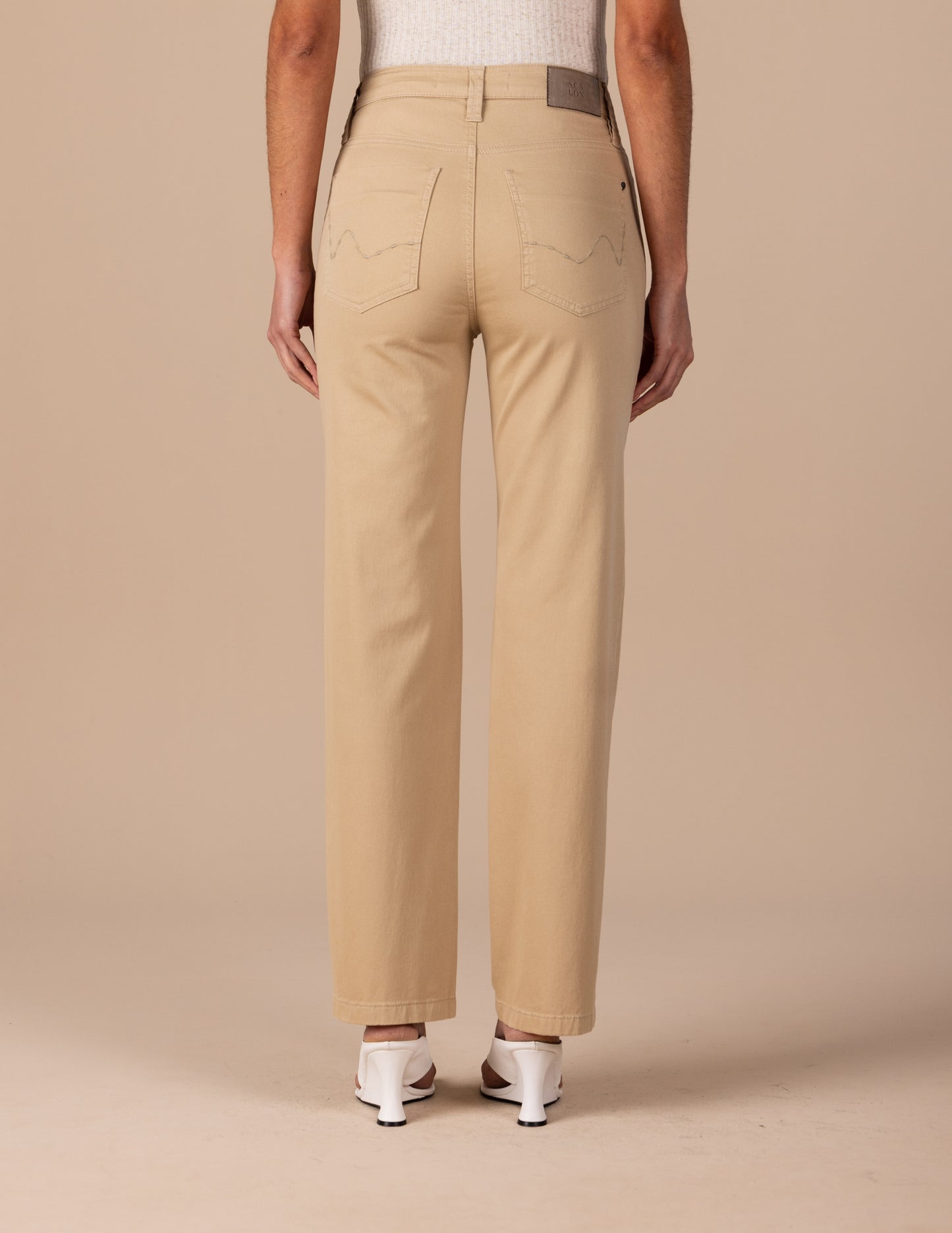 calça sarja color reta cintura intermediária com bordados